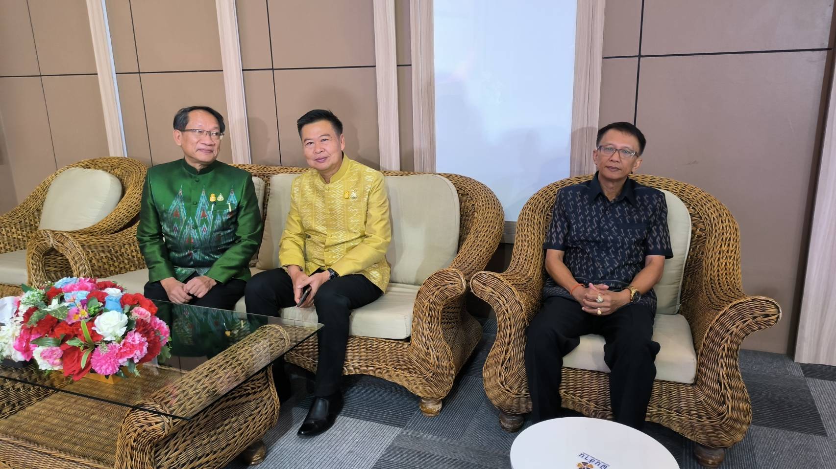 จ.หนองคาย จัดงานเดินแบบแสดงชุดผ้าไทย โครงการสืบสานอนุรักษ์ศิลป์ผ้าถิ่นไทย “ผ้าไทยใส่ให้สนุก”