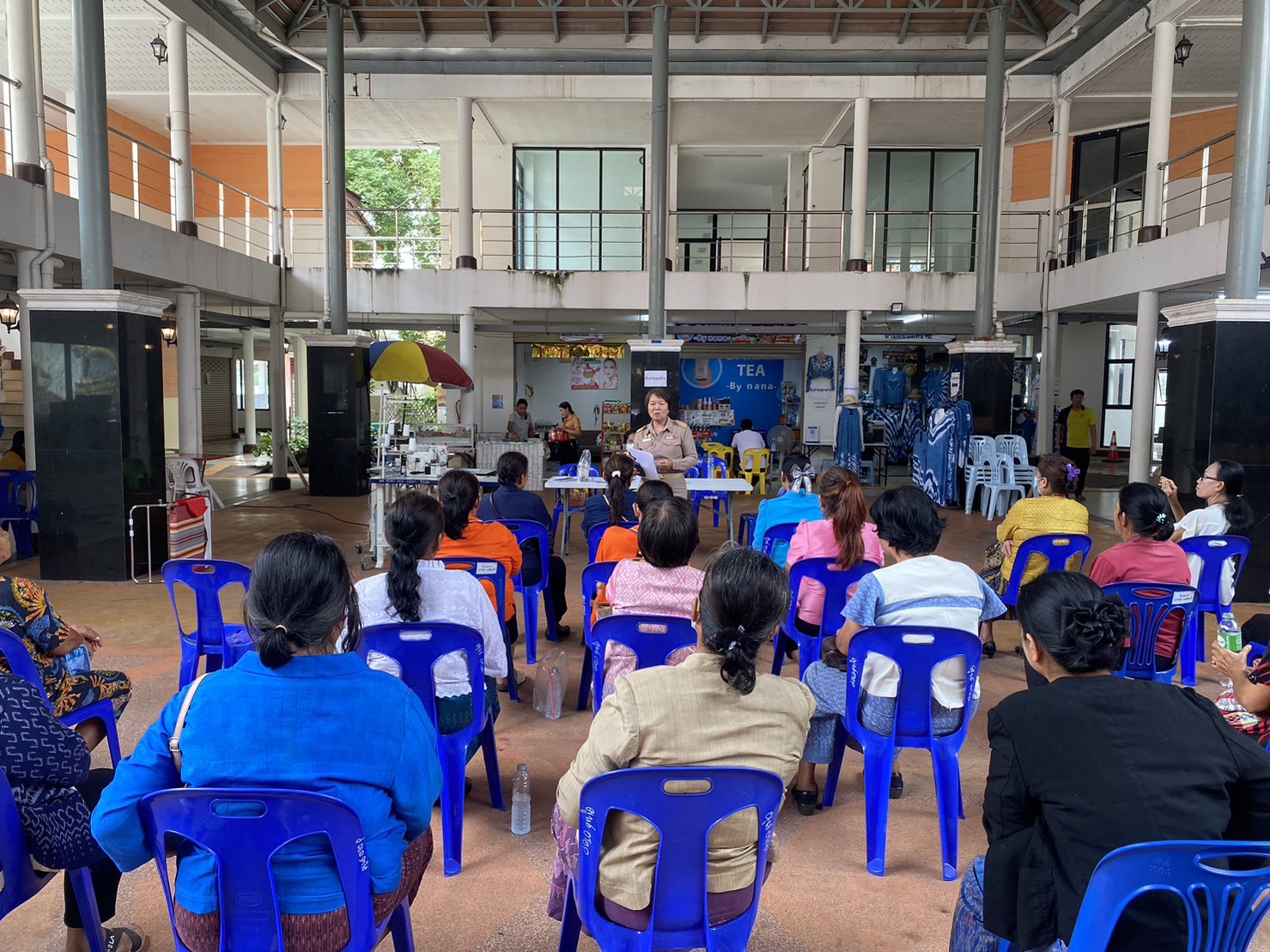 พช.หนองคาย ส่งมอบจักรเย็บผ้าให้กลุ่มผู้ผลิต ผู้ประกอบการ OTOP จังหวัดหนองคาย เพื่อยกระดับพัฒนาผลิตภัณฑ์ผ้าพื้นเมืองจังหวัดหนองคาย