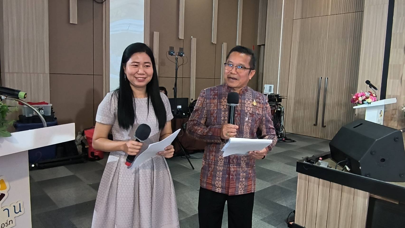 จ.หนองคาย จัดงานเดินแบบแสดงชุดผ้าไทย โครงการสืบสานอนุรักษ์ศิลป์ผ้าถิ่นไทย “ผ้าไทยใส่ให้สนุก”