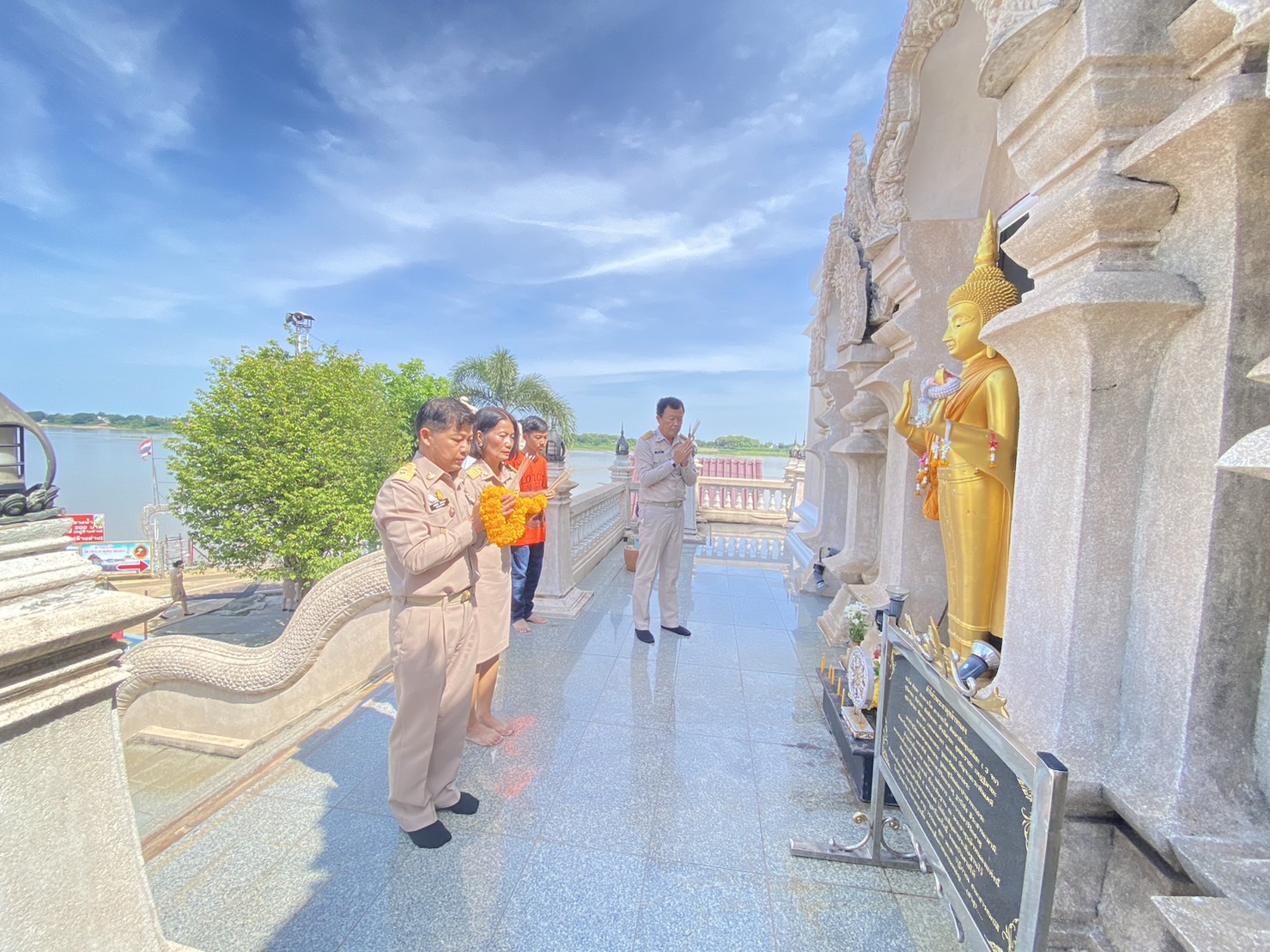 พจ.หนองคาย สักการะสิ่งศักดิ์สิทธิ์ เมืองหนองคาย และรายงานตัวกับรองผู้ว่าฯ เนื่องในโอกาสย้ายมาดำรงตำแหน่งฯ