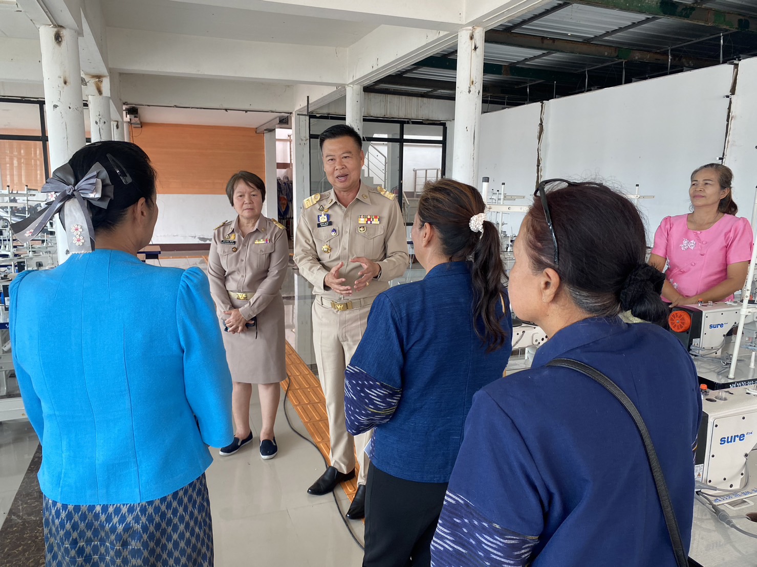 พช.หนองคาย ส่งมอบจักรเย็บผ้าให้กลุ่มผู้ผลิต ผู้ประกอบการ OTOP จังหวัดหนองคาย เพื่อยกระดับพัฒนาผลิตภัณฑ์ผ้าพื้นเมืองจังหวัดหนองคาย