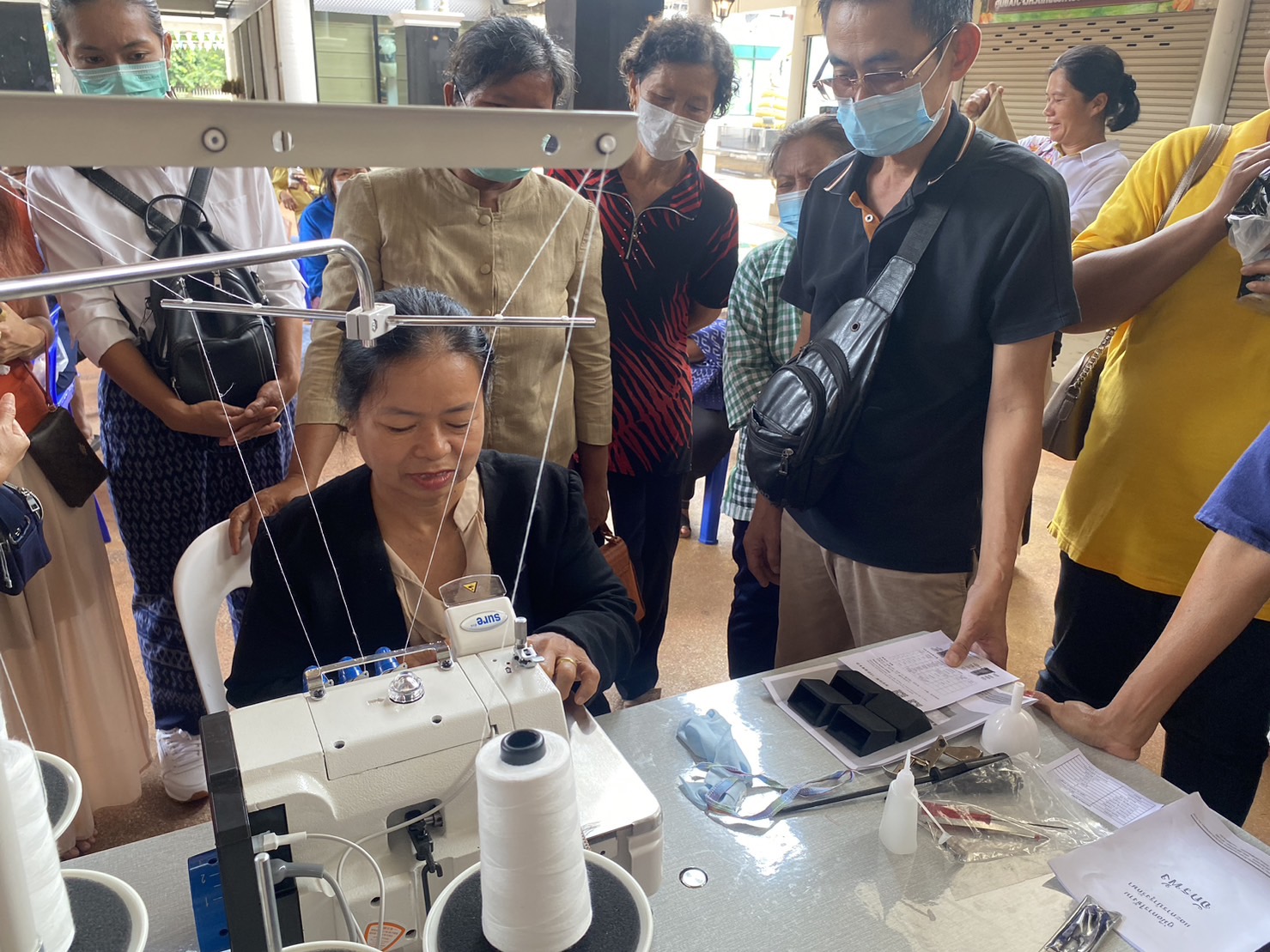 พช.หนองคาย ส่งมอบจักรเย็บผ้าให้กลุ่มผู้ผลิต ผู้ประกอบการ OTOP จังหวัดหนองคาย เพื่อยกระดับพัฒนาผลิตภัณฑ์ผ้าพื้นเมืองจังหวัดหนองคาย