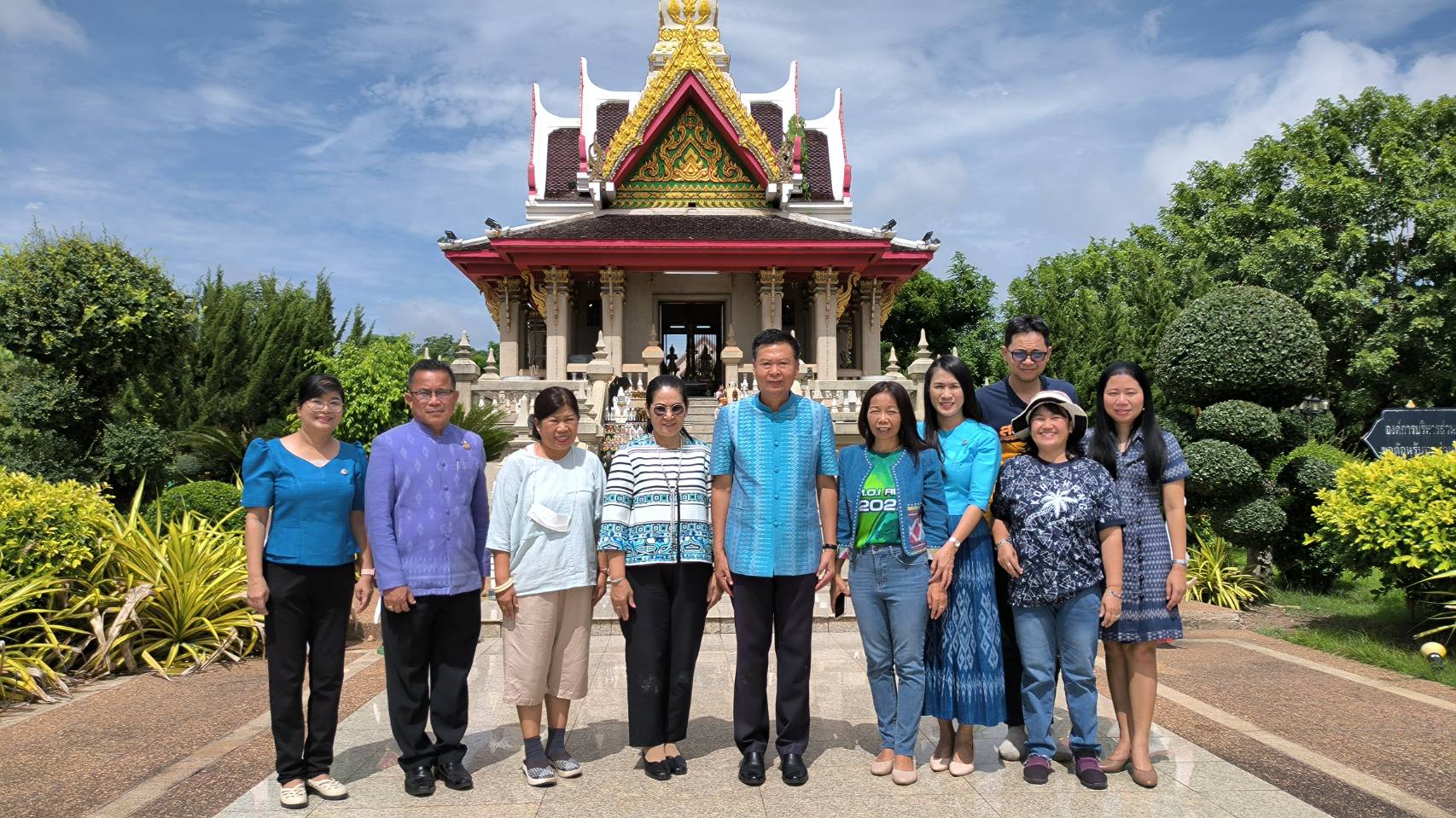 พัฒนาการจังหวัดหนองคาย สักการะสิ่งศักดิ์สิทธิ์ จ.หนองคาย และไหว้ลาผู้ว่าฯ รองผู้ว่าฯ ก่อนเข้าดำรงตำแหน่งเลขานุการกรมฯ