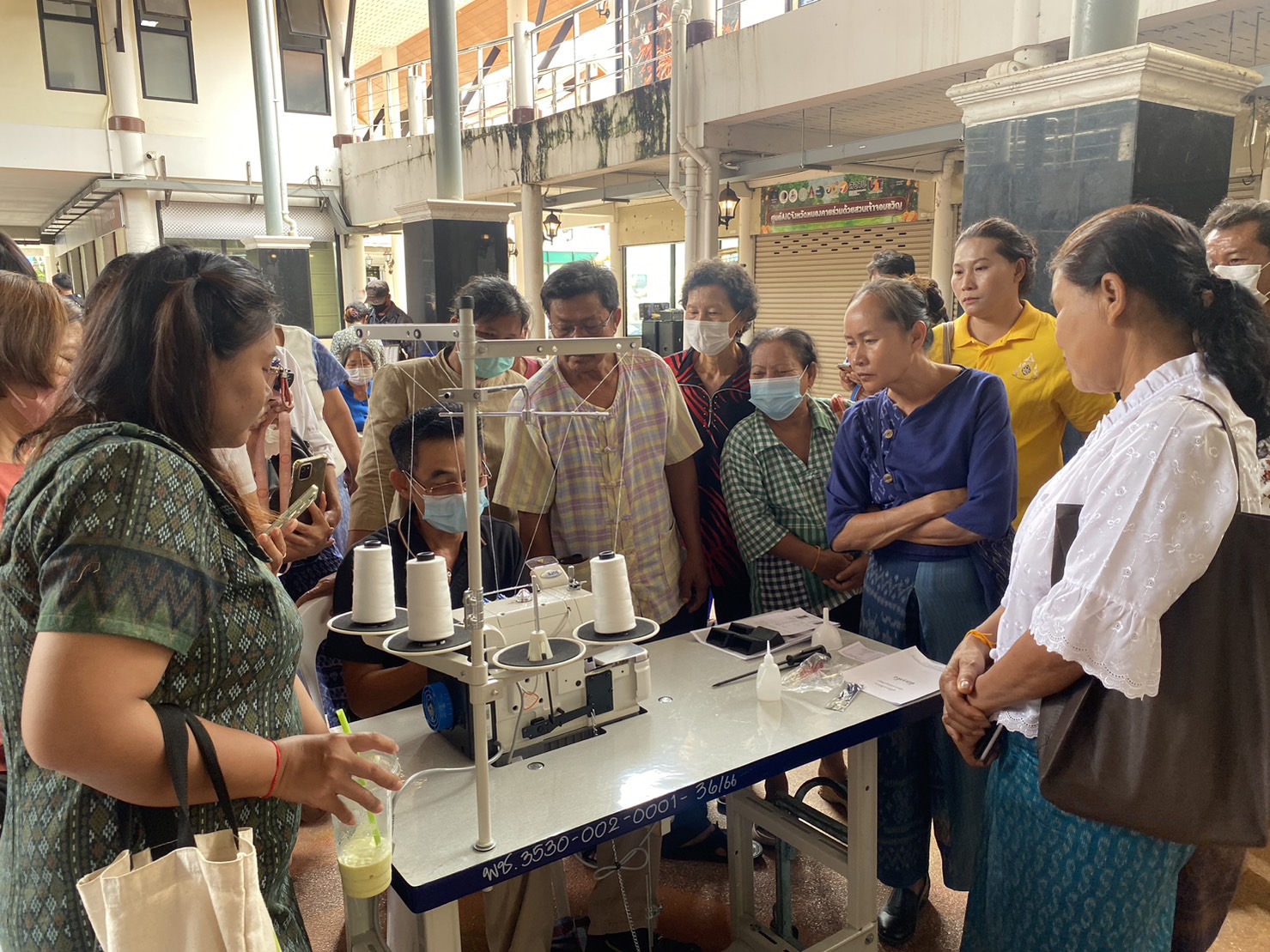 พช.หนองคาย ส่งมอบจักรเย็บผ้าให้กลุ่มผู้ผลิต ผู้ประกอบการ OTOP จังหวัดหนองคาย เพื่อยกระดับพัฒนาผลิตภัณฑ์ผ้าพื้นเมืองจังหวัดหนองคาย