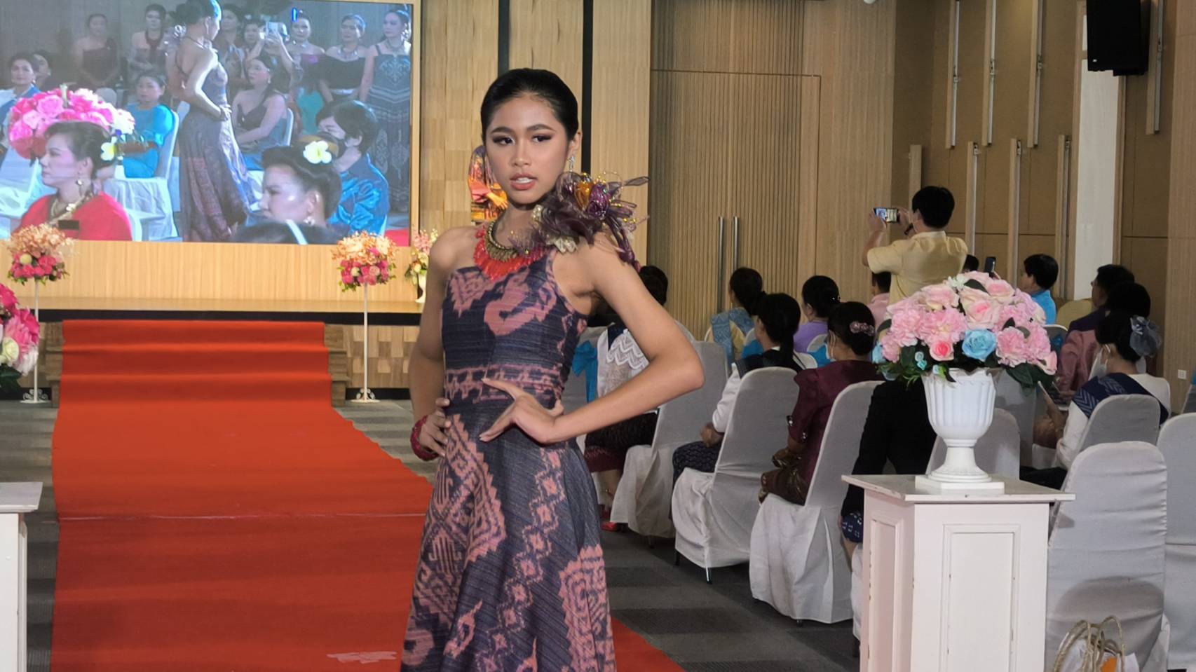 จ.หนองคาย จัดงานเดินแบบแสดงชุดผ้าไทย โครงการสืบสานอนุรักษ์ศิลป์ผ้าถิ่นไทย “ผ้าไทยใส่ให้สนุก”