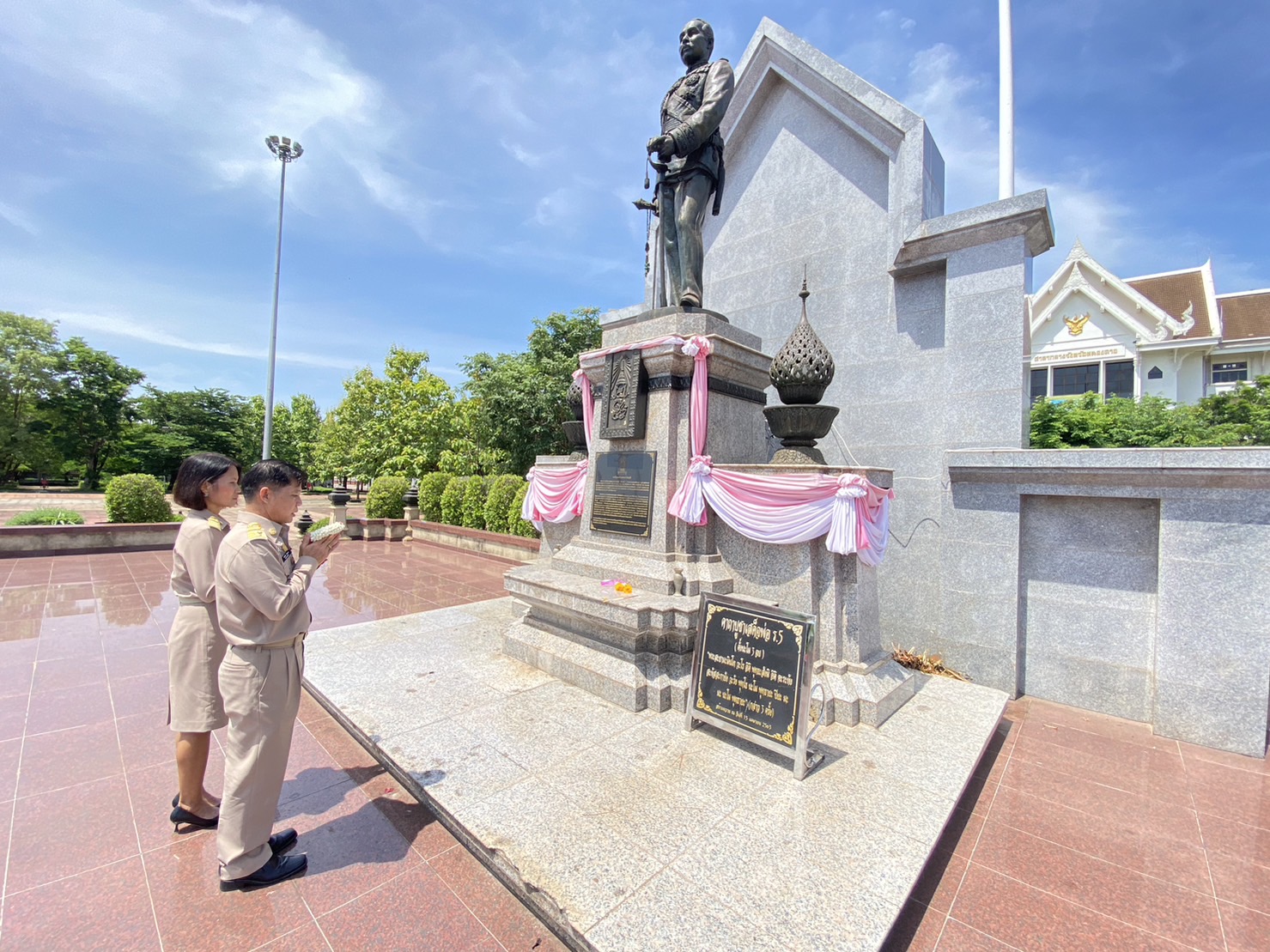 พจ.หนองคาย สักการะสิ่งศักดิ์สิทธิ์ เมืองหนองคาย และรายงานตัวกับรองผู้ว่าฯ เนื่องในโอกาสย้ายมาดำรงตำแหน่งฯ