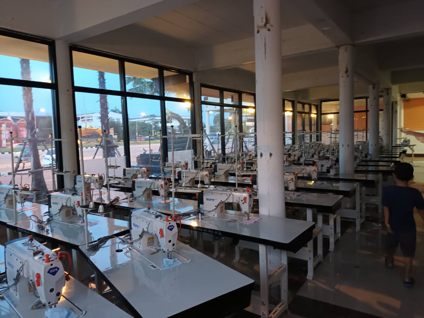 พช.หนองคาย ส่งมอบจักรเย็บผ้าให้กลุ่มผู้ผลิต ผู้ประกอบการ OTOP จังหวัดหนองคาย เพื่อยกระดับพัฒนาผลิตภัณฑ์ผ้าพื้นเมืองจังหวัดหนองคาย