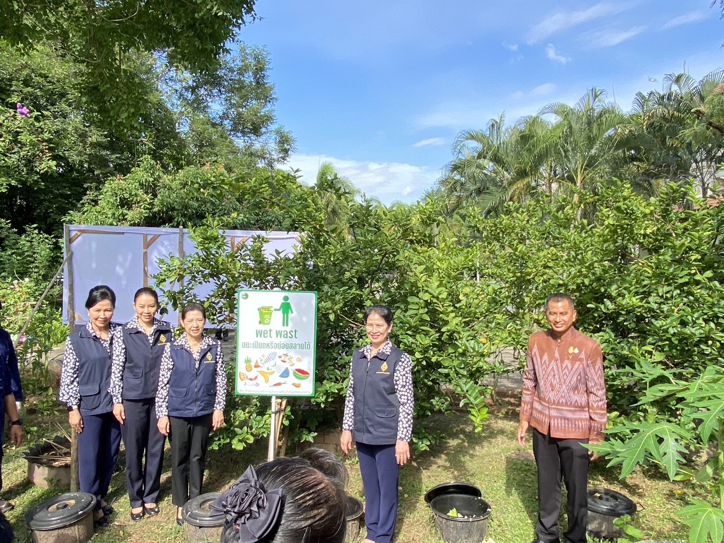 พช หนองคาย ร่วมกับชมรม แม่บ้านมหาดไทยจังหวัดหนองคาย ดำเนินกิจกรรมบ้านนี้ มีรัก ปลูกผักกินเอง/ครอบครัวมหาดไทยใส่ใจสิ่งแวดล้อม