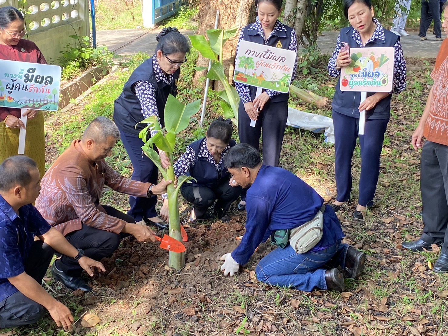 พช หนองคาย ร่วมกับชมรม แม่บ้านมหาดไทยจังหวัดหนองคาย ดำเนินกิจกรรมบ้านนี้ มีรัก ปลูกผักกินเอง/ครอบครัวมหาดไทยใส่ใจสิ่งแวดล้อม