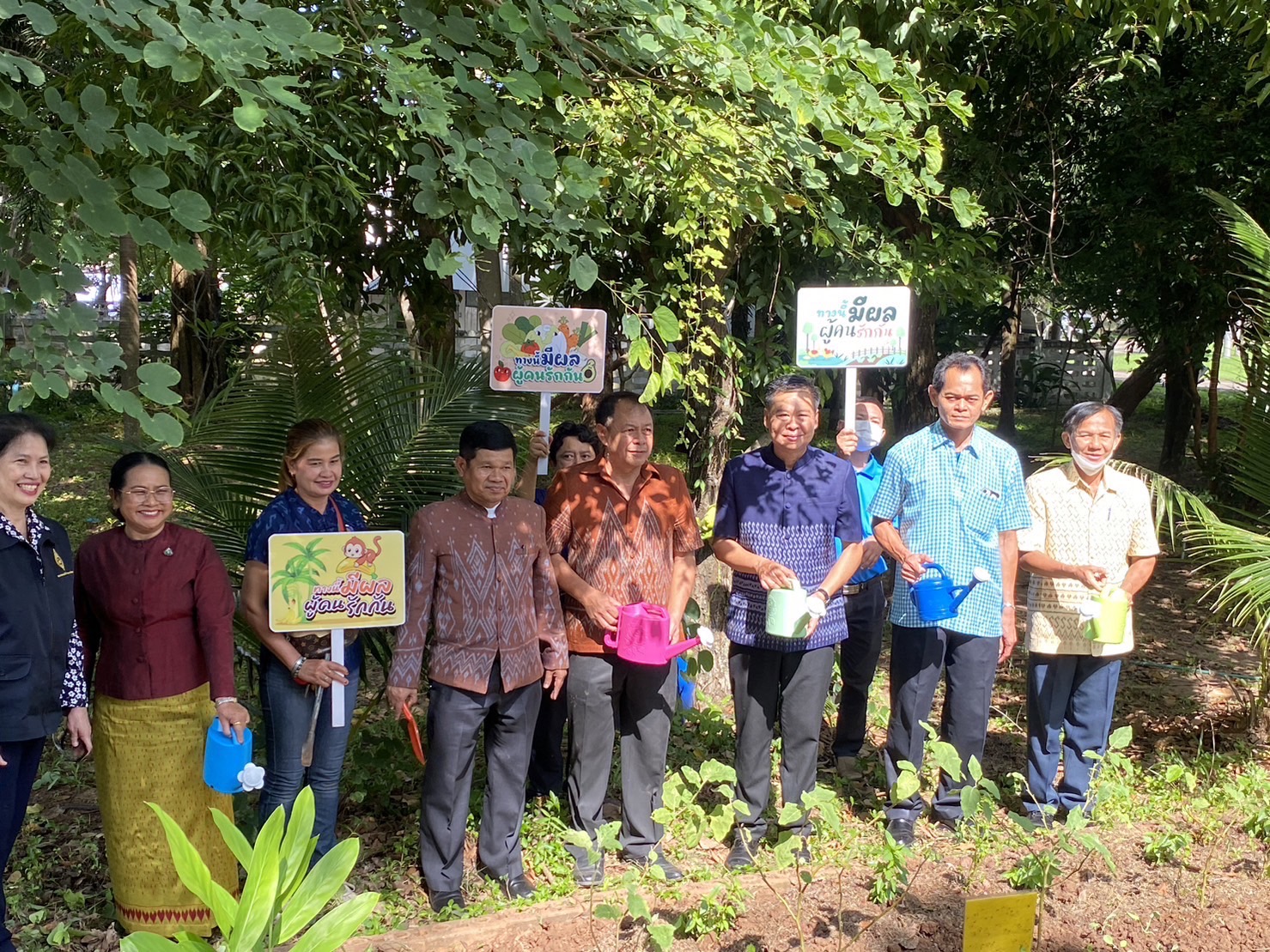 พช หนองคาย ร่วมกับชมรม แม่บ้านมหาดไทยจังหวัดหนองคาย ดำเนินกิจกรรมบ้านนี้ มีรัก ปลูกผักกินเอง/ครอบครัวมหาดไทยใส่ใจสิ่งแวดล้อม