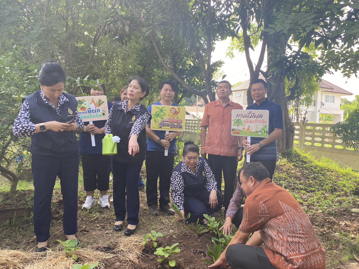 พช หนองคาย ร่วมกับชมรม แม่บ้านมหาดไทยจังหวัดหนองคาย ดำเนินกิจกรรมบ้านนี้ มีรัก ปลูกผักกินเอง/ครอบครัวมหาดไทยใส่ใจสิ่งแวดล้อม