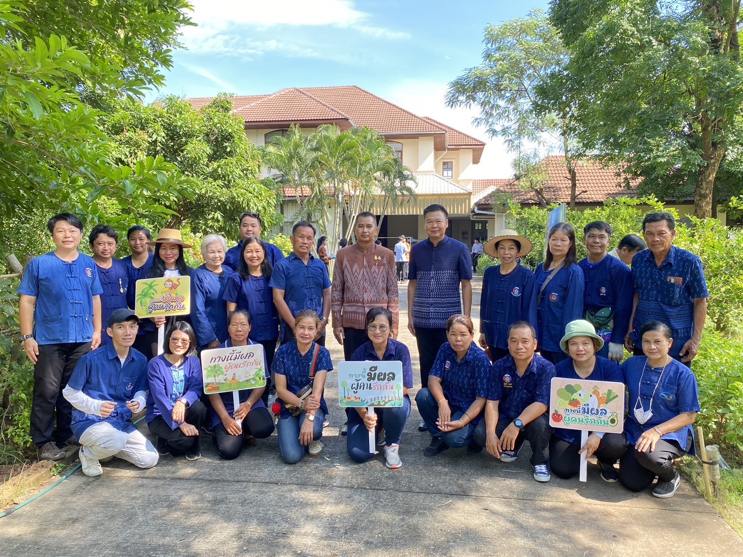 พช หนองคาย ร่วมกับชมรม แม่บ้านมหาดไทยจังหวัดหนองคาย ดำเนินกิจกรรมบ้านนี้ มีรัก ปลูกผักกินเอง/ครอบครัวมหาดไทยใส่ใจสิ่งแวดล้อม
