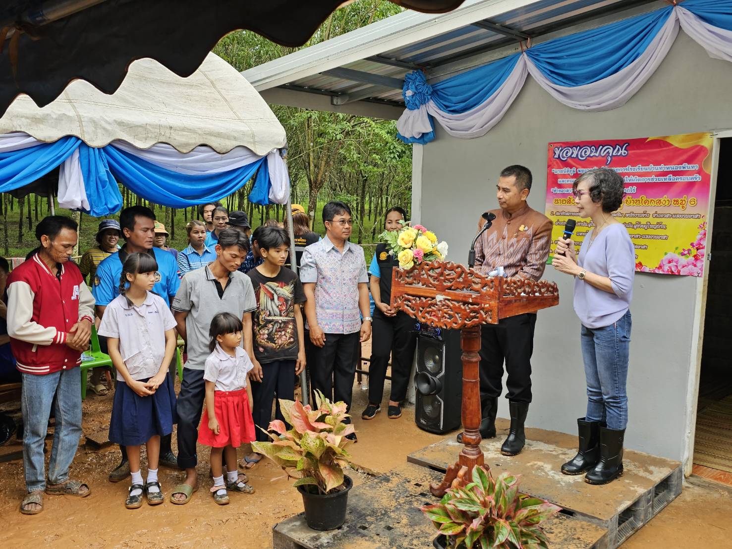 หนองคาย เดินหน้าขับเคลื่อนการขจัดความยากจนฯ มอบปัจจัยการประกอบอาชีพ และมอบบ้านปันสุข