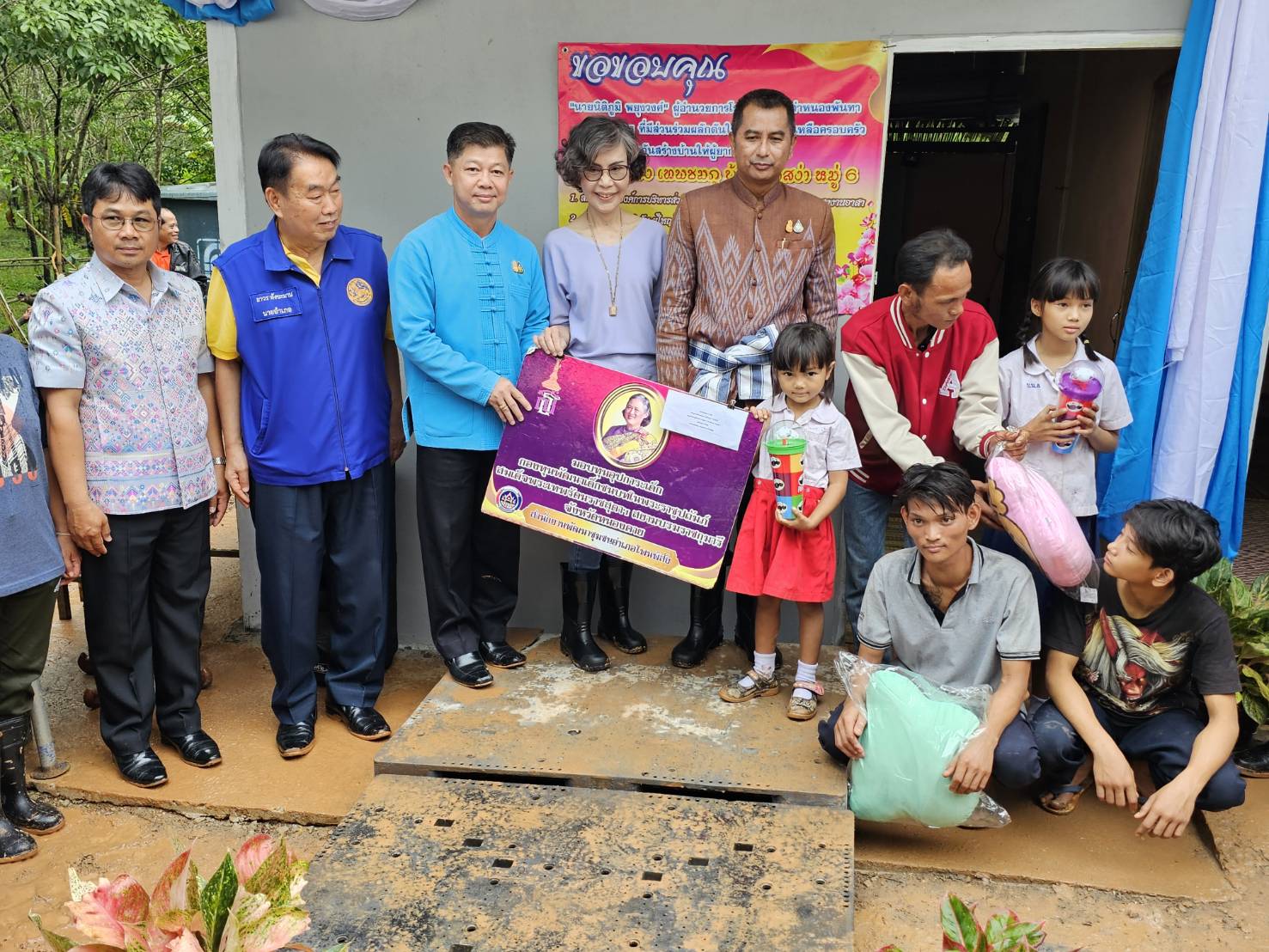 หนองคาย เดินหน้าขับเคลื่อนการขจัดความยากจนฯ มอบปัจจัยการประกอบอาชีพ และมอบบ้านปันสุข
