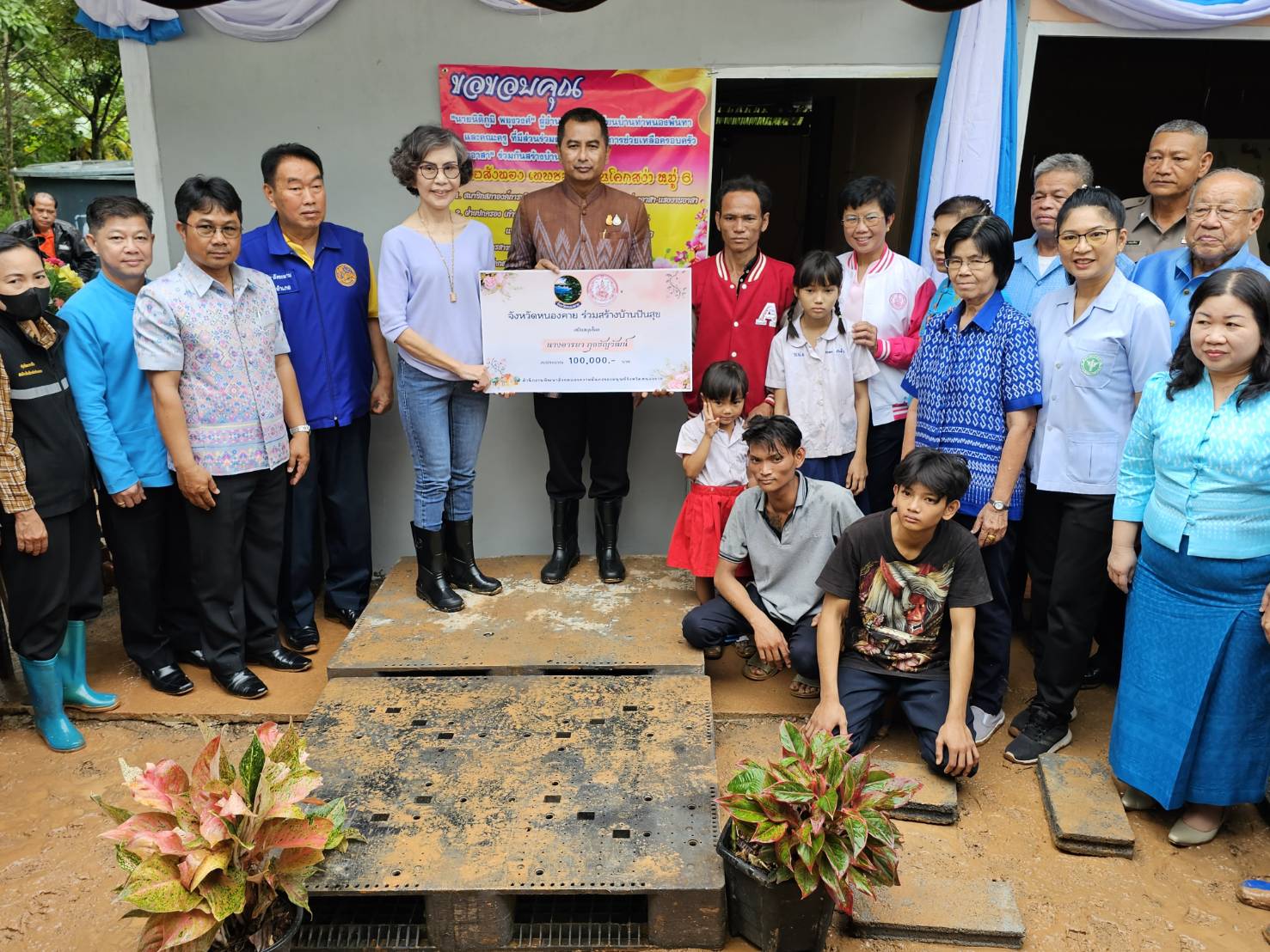 หนองคาย เดินหน้าขับเคลื่อนการขจัดความยากจนฯ มอบปัจจัยการประกอบอาชีพ และมอบบ้านปันสุข