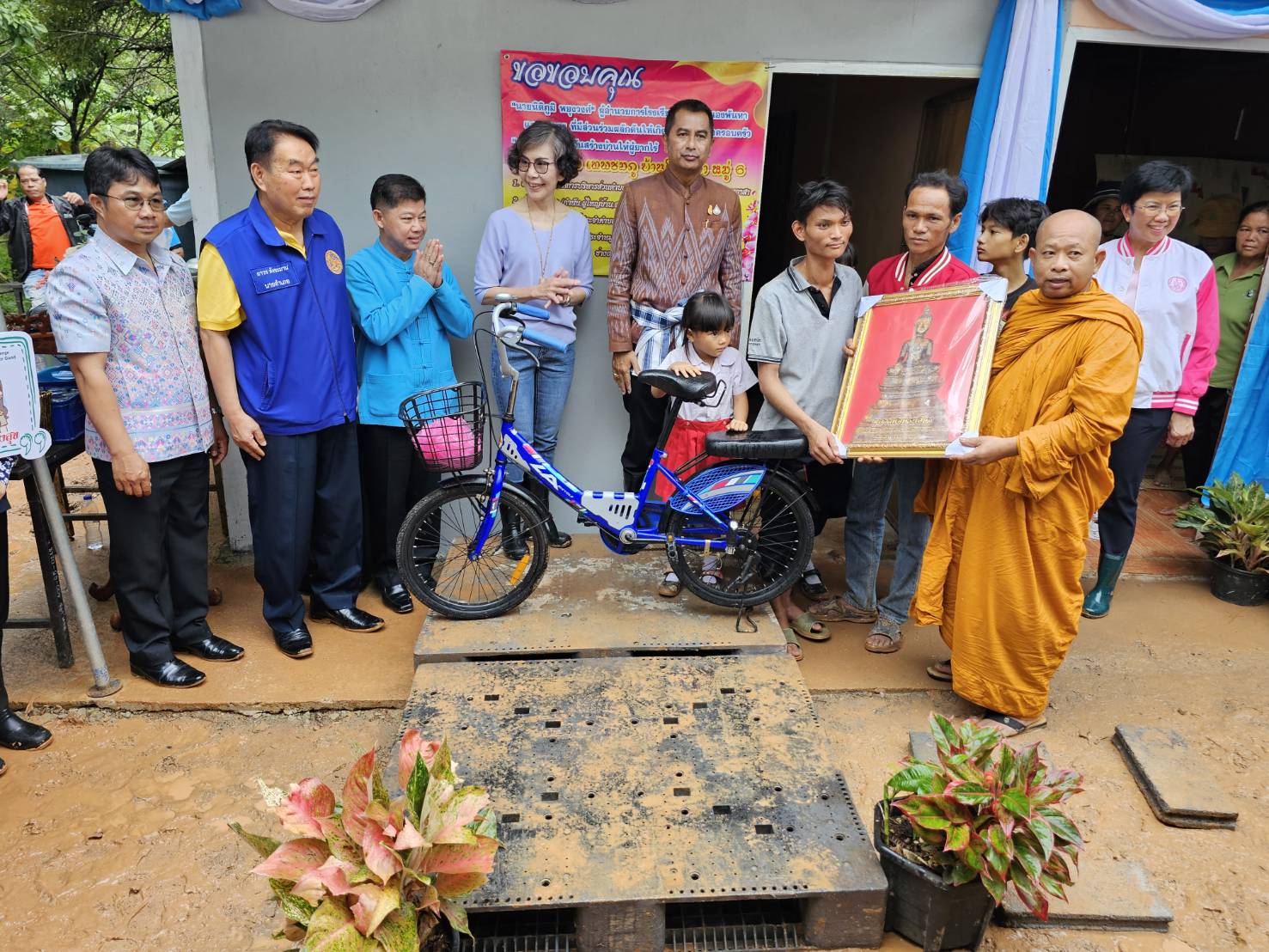 หนองคาย เดินหน้าขับเคลื่อนการขจัดความยากจนฯ มอบปัจจัยการประกอบอาชีพ และมอบบ้านปันสุข