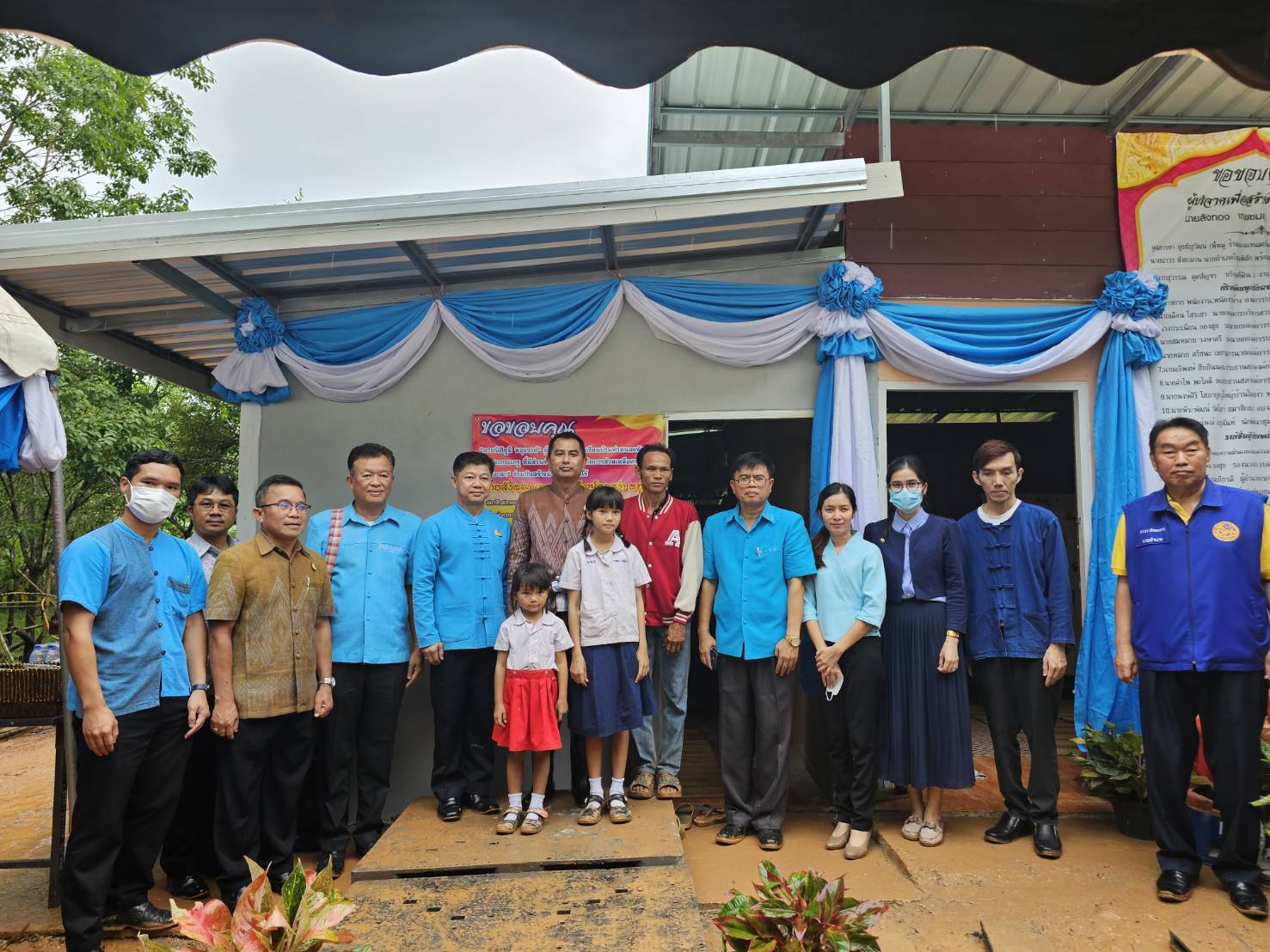 หนองคาย เดินหน้าขับเคลื่อนการขจัดความยากจนฯ มอบปัจจัยการประกอบอาชีพ และมอบบ้านปันสุข