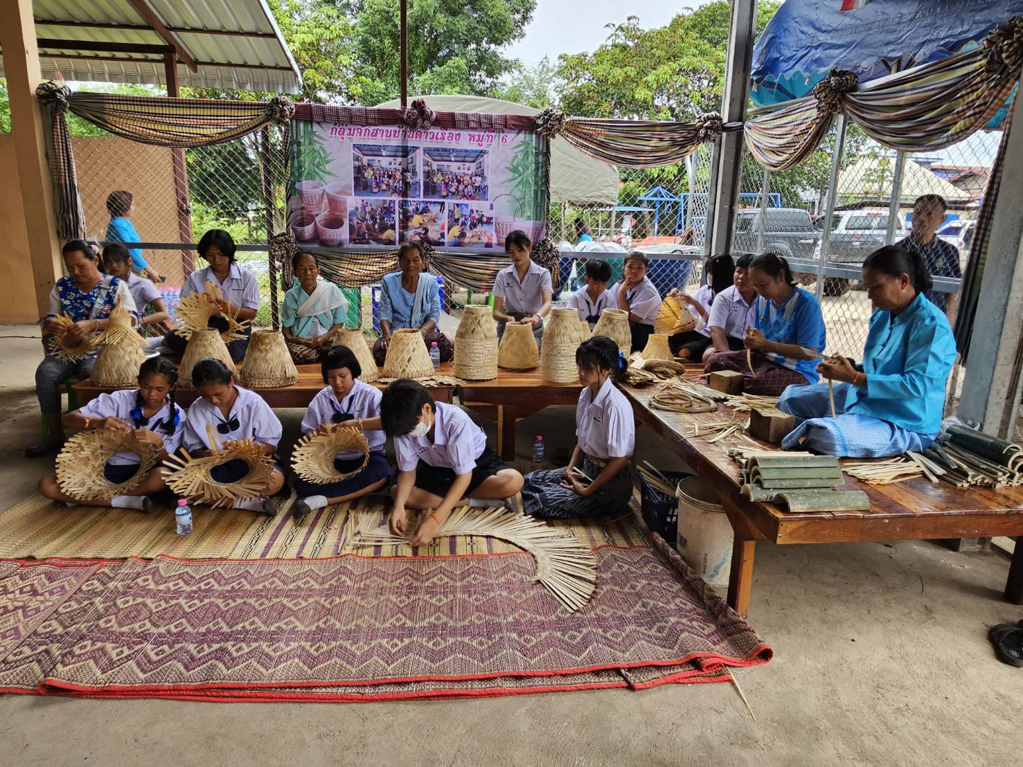พช. หนองคาย จับมือกลุ่มจักสานบ้านดาวเรืองเข้ารับการคัดเลือกหมู่บ้านหัตถกรรมเพื่อเข้ารับรางวัล ” หม่อมงามจิตต์ บุรฉัตร” รางวัลสร้างเสริมคนดีมีคุณธรรม ประจำปี 2566