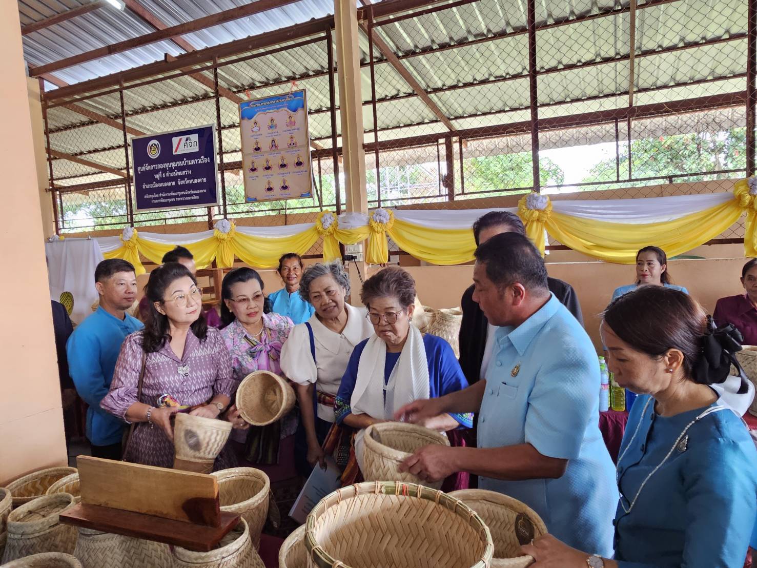 พช. หนองคาย จับมือกลุ่มจักสานบ้านดาวเรืองเข้ารับการคัดเลือกหมู่บ้านหัตถกรรมเพื่อเข้ารับรางวัล ” หม่อมงามจิตต์ บุรฉัตร” รางวัลสร้างเสริมคนดีมีคุณธรรม ประจำปี 2566