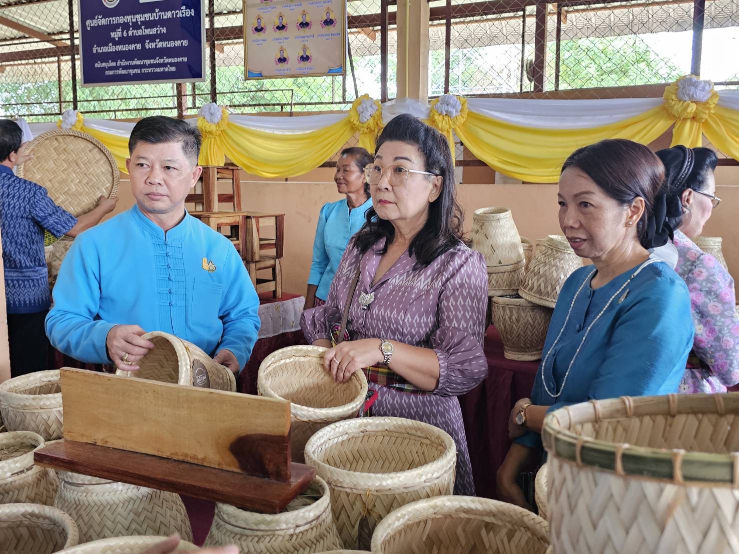 พช. หนองคาย จับมือกลุ่มจักสานบ้านดาวเรืองเข้ารับการคัดเลือกหมู่บ้านหัตถกรรมเพื่อเข้ารับรางวัล ” หม่อมงามจิตต์ บุรฉัตร” รางวัลสร้างเสริมคนดีมีคุณธรรม ประจำปี 2566