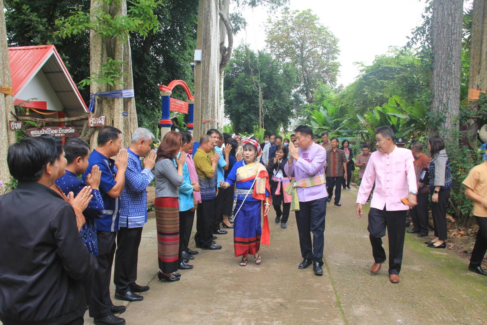 พช.หนองคายร่วมติดตามการตรวจราชการของผู้ตรวจราชการสำนักนายกรัฐมนตรี เขต 10 (นายวิฑูร เอี่ยมโอภาส) ณ หมู่บ้านท่องเที่ยว ดอนป่าเปือย สถานที่ถ่ายทำภาพยนตร์เรื่อง 15 ค่ำ เดือน 11 เมื่อปี พ.ศ. 2544