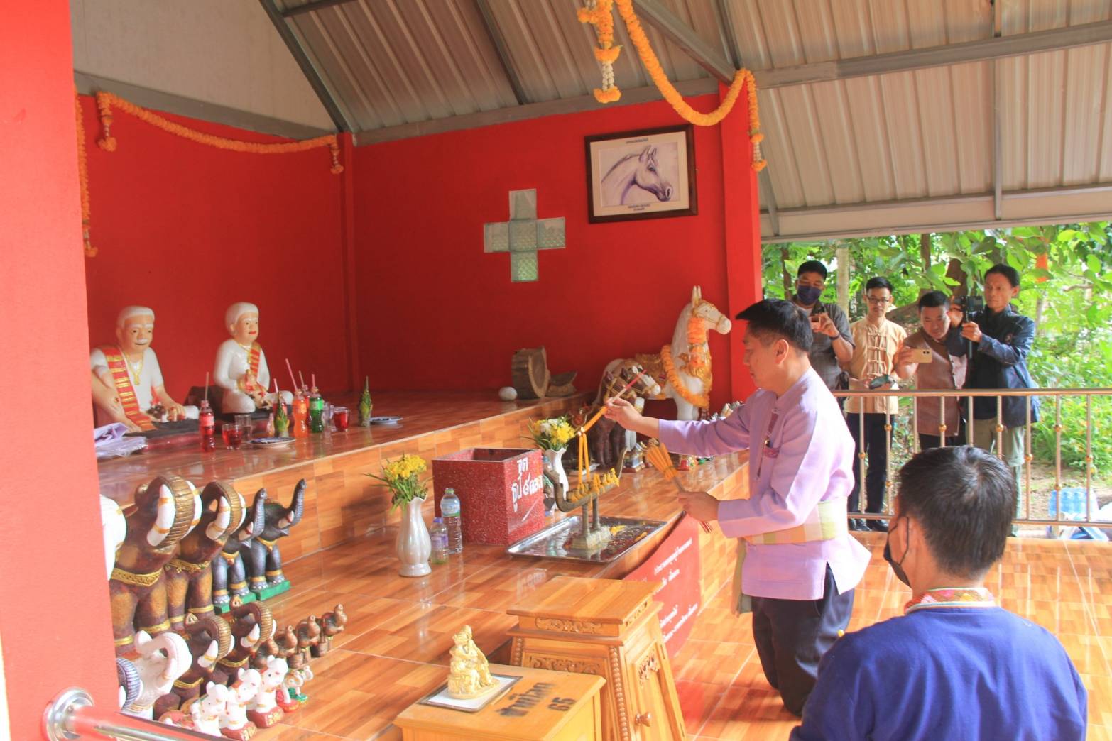 พช.หนองคายร่วมติดตามการตรวจราชการของผู้ตรวจราชการสำนักนายกรัฐมนตรี เขต 10 (นายวิฑูร เอี่ยมโอภาส) ณ หมู่บ้านท่องเที่ยว ดอนป่าเปือย สถานที่ถ่ายทำภาพยนตร์เรื่อง 15 ค่ำ เดือน 11 เมื่อปี พ.ศ. 2544