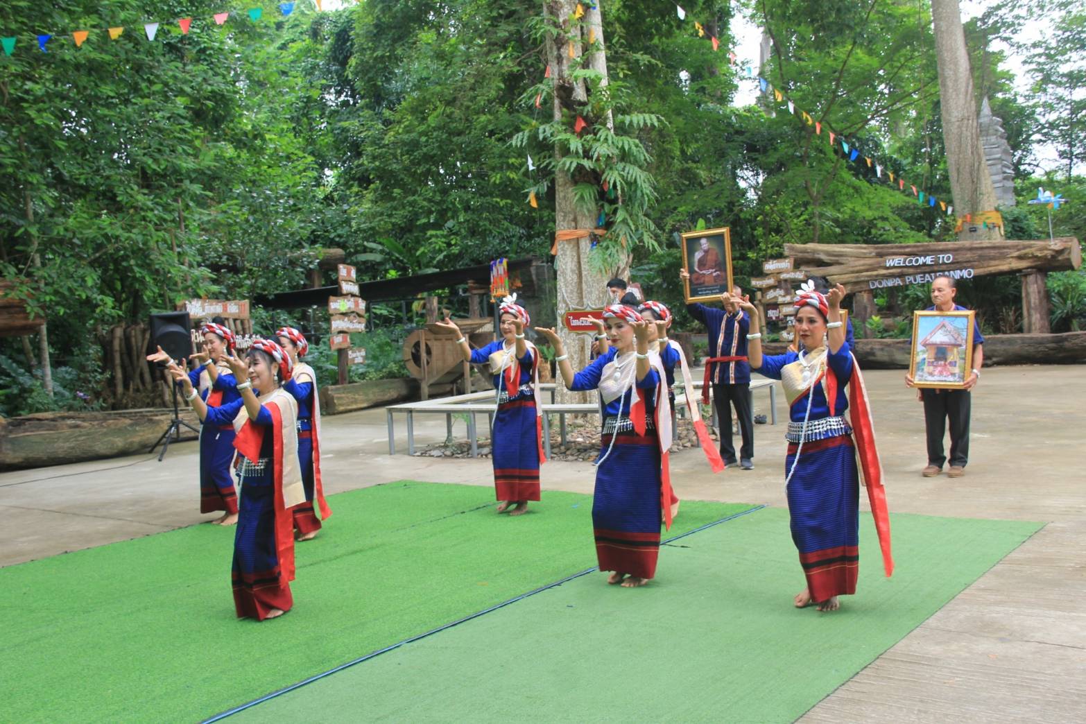 พช.หนองคายร่วมติดตามการตรวจราชการของผู้ตรวจราชการสำนักนายกรัฐมนตรี เขต 10 (นายวิฑูร เอี่ยมโอภาส) ณ หมู่บ้านท่องเที่ยว ดอนป่าเปือย สถานที่ถ่ายทำภาพยนตร์เรื่อง 15 ค่ำ เดือน 11 เมื่อปี พ.ศ. 2544