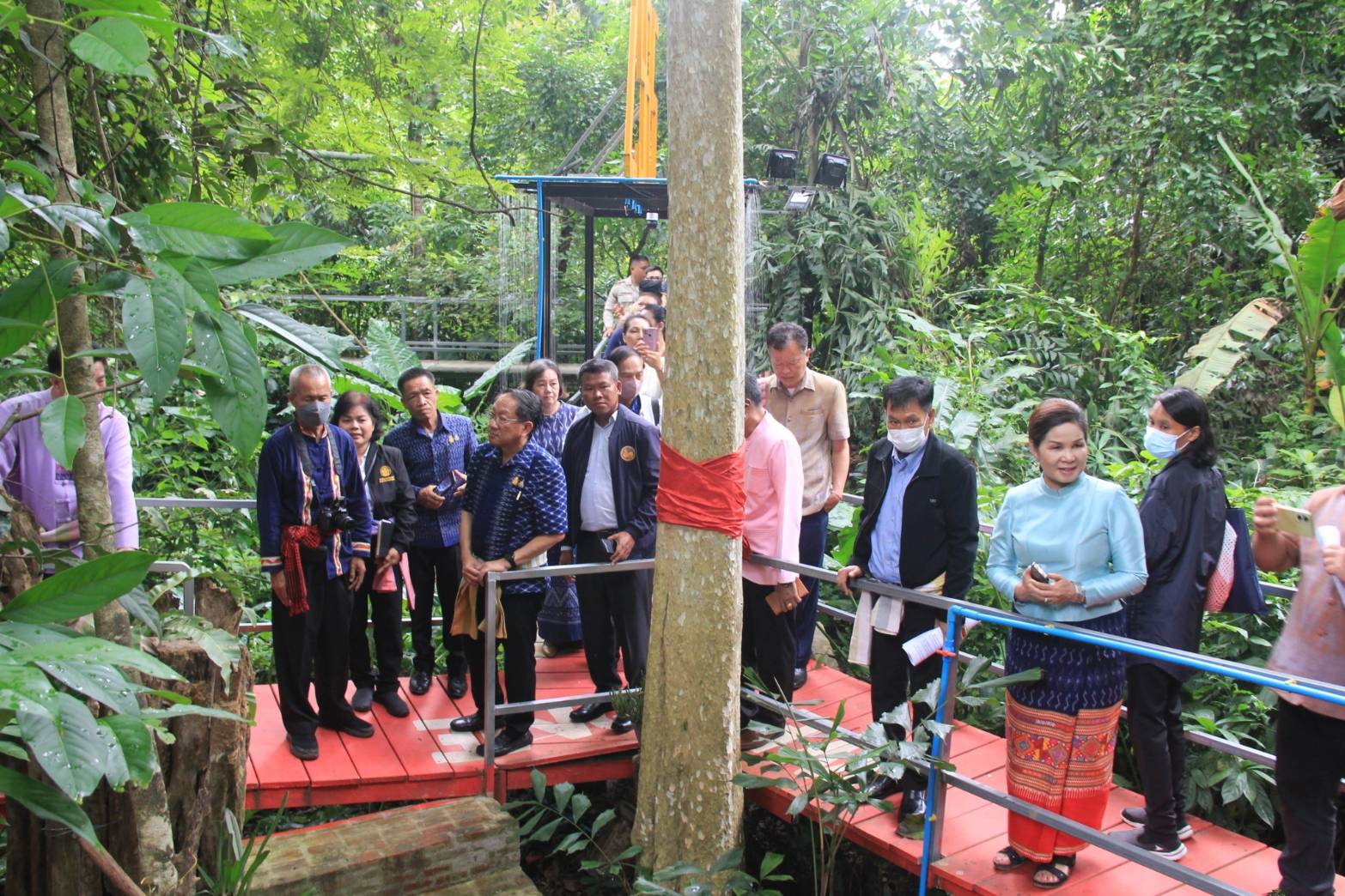 พช.หนองคายร่วมติดตามการตรวจราชการของผู้ตรวจราชการสำนักนายกรัฐมนตรี เขต 10 (นายวิฑูร เอี่ยมโอภาส) ณ หมู่บ้านท่องเที่ยว ดอนป่าเปือย สถานที่ถ่ายทำภาพยนตร์เรื่อง 15 ค่ำ เดือน 11 เมื่อปี พ.ศ. 2544