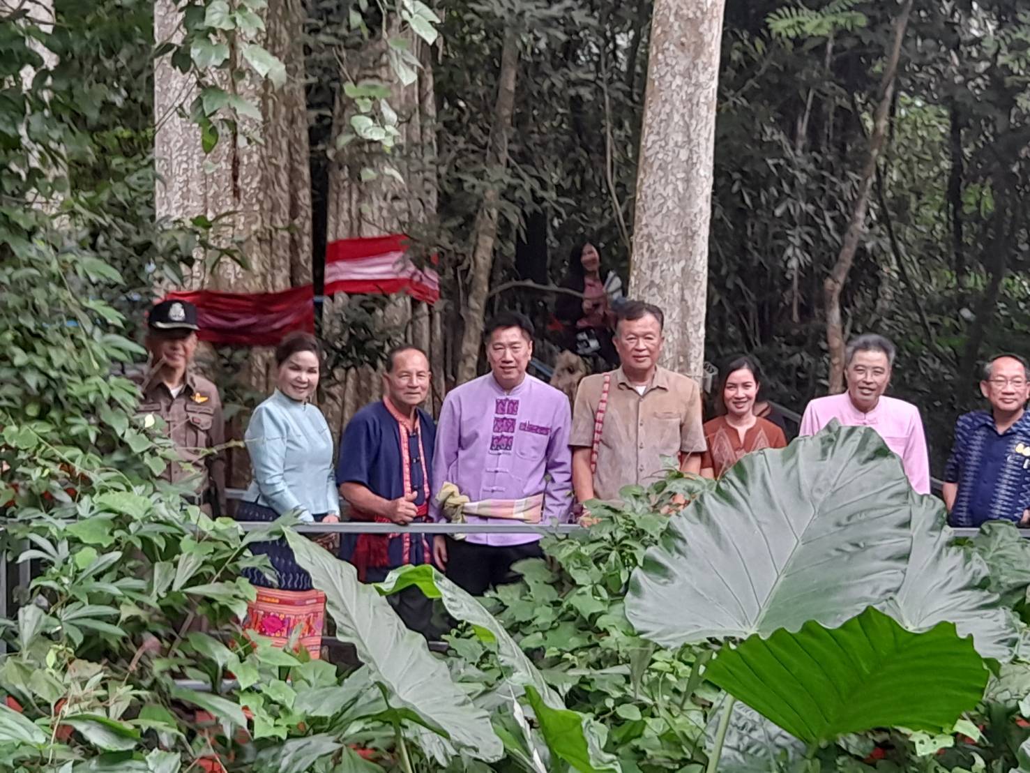 พช.หนองคายร่วมติดตามการตรวจราชการของผู้ตรวจราชการสำนักนายกรัฐมนตรี เขต 10 (นายวิฑูร เอี่ยมโอภาส) ณ หมู่บ้านท่องเที่ยว ดอนป่าเปือย สถานที่ถ่ายทำภาพยนตร์เรื่อง 15 ค่ำ เดือน 11 เมื่อปี พ.ศ. 2544