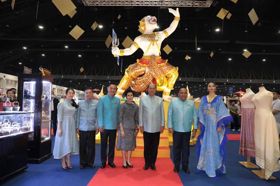 งานยิ่งใหญ่แห่งปี จังหวัดหนองคาย ร่วมพิธีเปิดงาน “ศิลปาชีพประทีปไทย OTOP หลอมดวงใจ ด้วยพระบารมี” ปี 2566