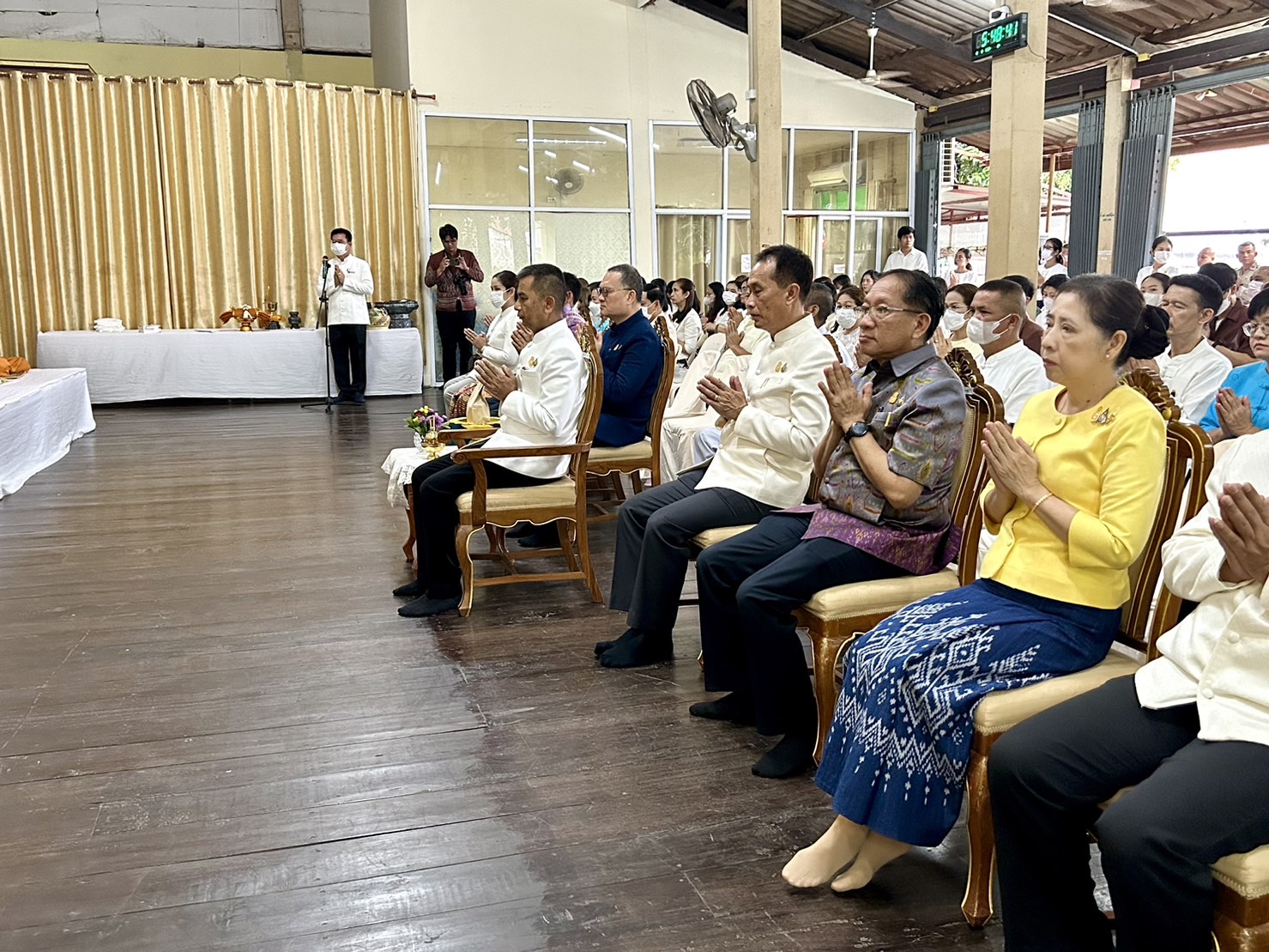 พช หนองคาย ร่วมกิจกรรม “นุ่งผ้าไทย ใส่บาตรริมโขง” เนื่องในโอกาสฉลองพระชนมายุ 8 รอบ สมเด็จพระอริยวงศาคตญาณ สมเด็จพระสังฆราช สกลมหาสังฆปริณายก