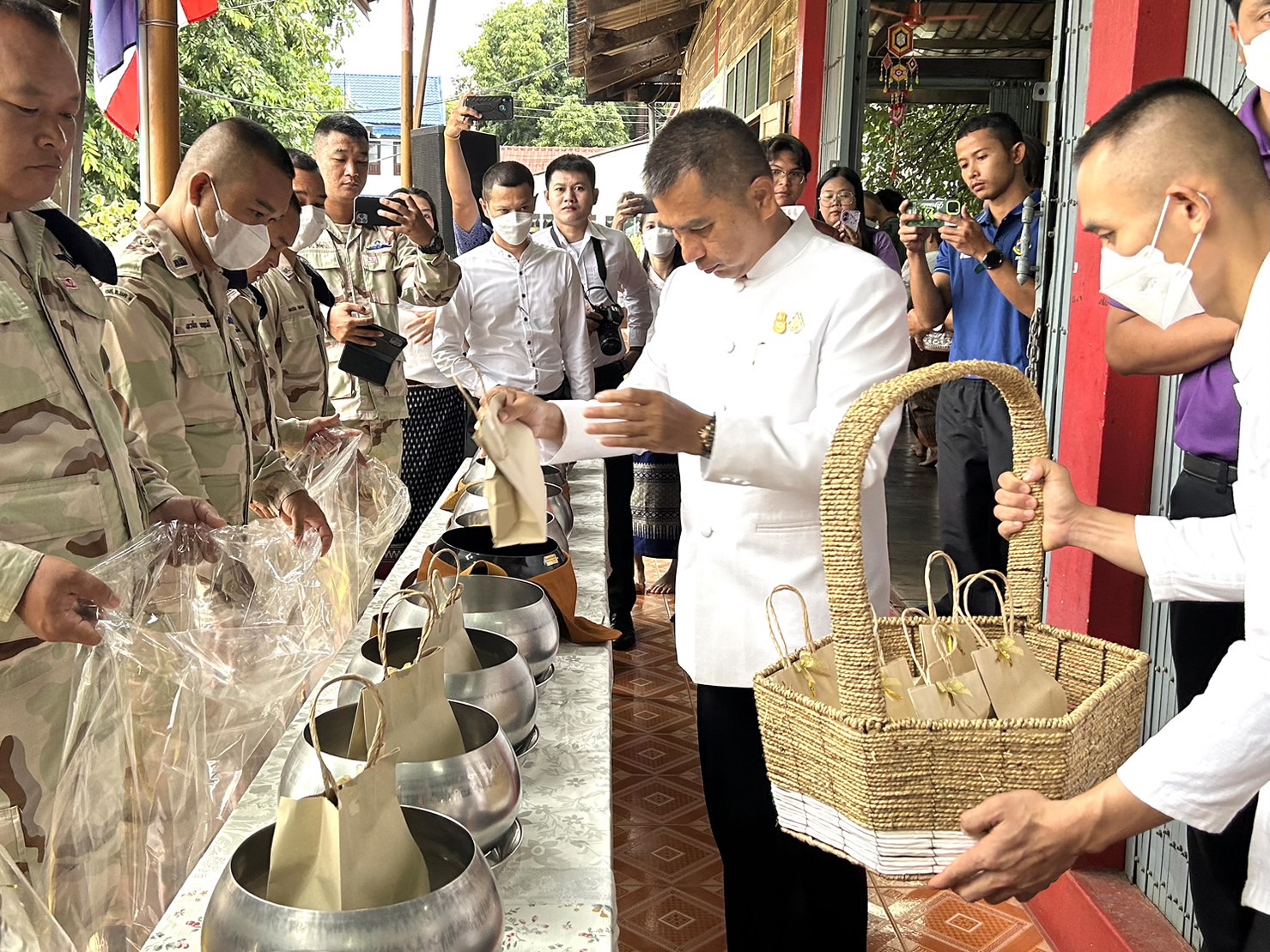 พช หนองคาย ร่วมกิจกรรม “นุ่งผ้าไทย ใส่บาตรริมโขง” เนื่องในโอกาสฉลองพระชนมายุ 8 รอบ สมเด็จพระอริยวงศาคตญาณ สมเด็จพระสังฆราช สกลมหาสังฆปริณายก