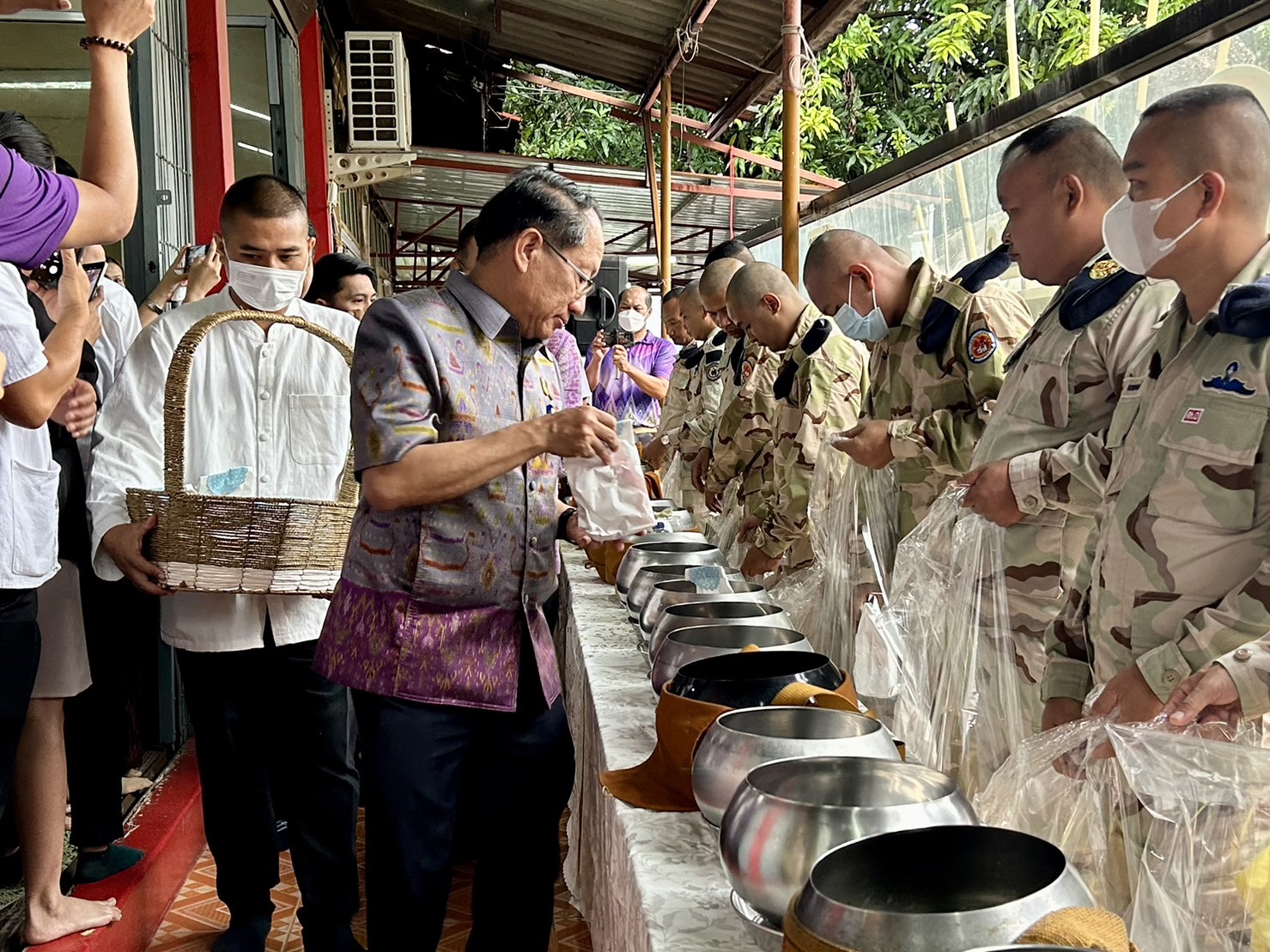 พช หนองคาย ร่วมกิจกรรม “นุ่งผ้าไทย ใส่บาตรริมโขง” เนื่องในโอกาสฉลองพระชนมายุ 8 รอบ สมเด็จพระอริยวงศาคตญาณ สมเด็จพระสังฆราช สกลมหาสังฆปริณายก