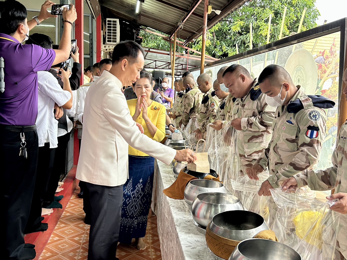 พช หนองคาย ร่วมกิจกรรม “นุ่งผ้าไทย ใส่บาตรริมโขง” เนื่องในโอกาสฉลองพระชนมายุ 8 รอบ สมเด็จพระอริยวงศาคตญาณ สมเด็จพระสังฆราช สกลมหาสังฆปริณายก