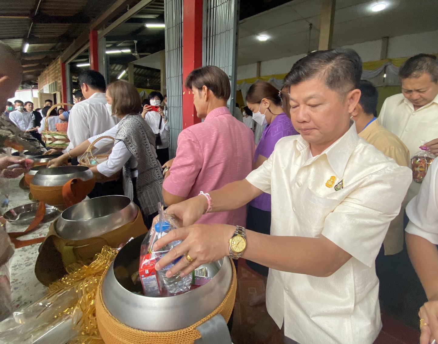 พช หนองคาย ร่วมกิจกรรม “นุ่งผ้าไทย ใส่บาตรริมโขง” เนื่องในโอกาสฉลองพระชนมายุ 8 รอบ สมเด็จพระอริยวงศาคตญาณ สมเด็จพระสังฆราช สกลมหาสังฆปริณายก