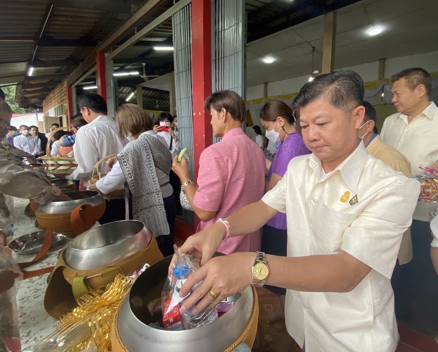 พช หนองคาย ร่วมกิจกรรม “นุ่งผ้าไทย ใส่บาตรริมโขง” เนื่องในโอกาสฉลองพระชนมายุ 8 รอบ สมเด็จพระอริยวงศาคตญาณ สมเด็จพระสังฆราช สกลมหาสังฆปริณายก