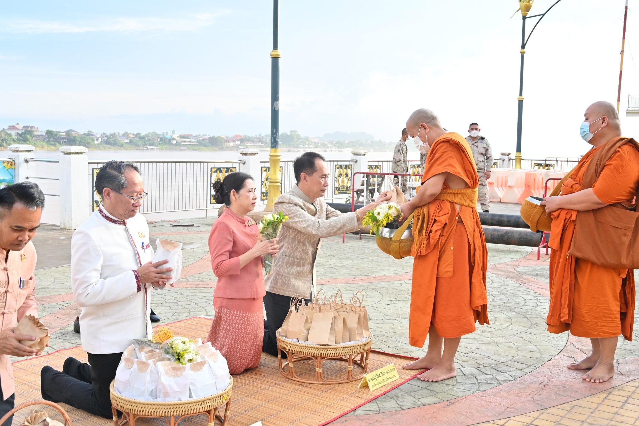 พช. หนองคาย ร่วมกิจกรรม “นุ่งผ้าไทย ใส่บาตรริมโขง” เนื่องในโอกาสฉลองพระชนมายุ 8 รอบ สมเด็จพระอริยวงศาคตญาณ สมเด็จพระสังฆราช สกลมหาสังฆปริณายก