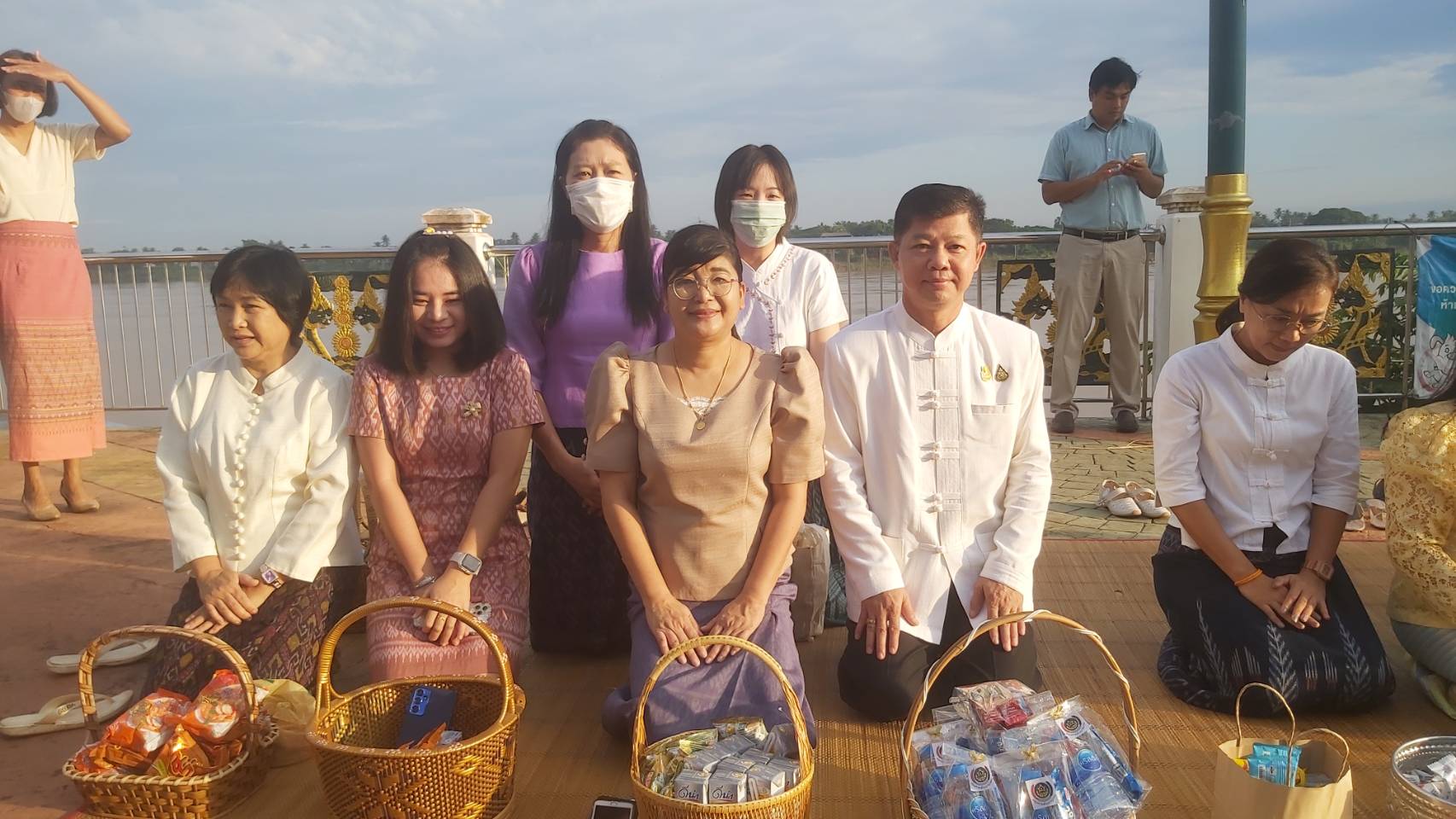 พช. หนองคาย ร่วมกิจกรรม “นุ่งผ้าไทย ใส่บาตรริมโขง” เนื่องในโอกาสฉลองพระชนมายุ 8 รอบ สมเด็จพระอริยวงศาคตญาณ สมเด็จพระสังฆราช สกลมหาสังฆปริณายก