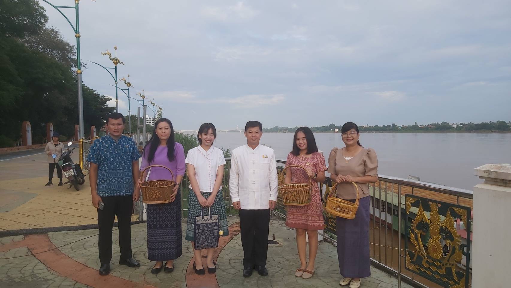 พช. หนองคาย ร่วมกิจกรรม “นุ่งผ้าไทย ใส่บาตรริมโขง” เนื่องในโอกาสฉลองพระชนมายุ 8 รอบ สมเด็จพระอริยวงศาคตญาณ สมเด็จพระสังฆราช สกลมหาสังฆปริณายก