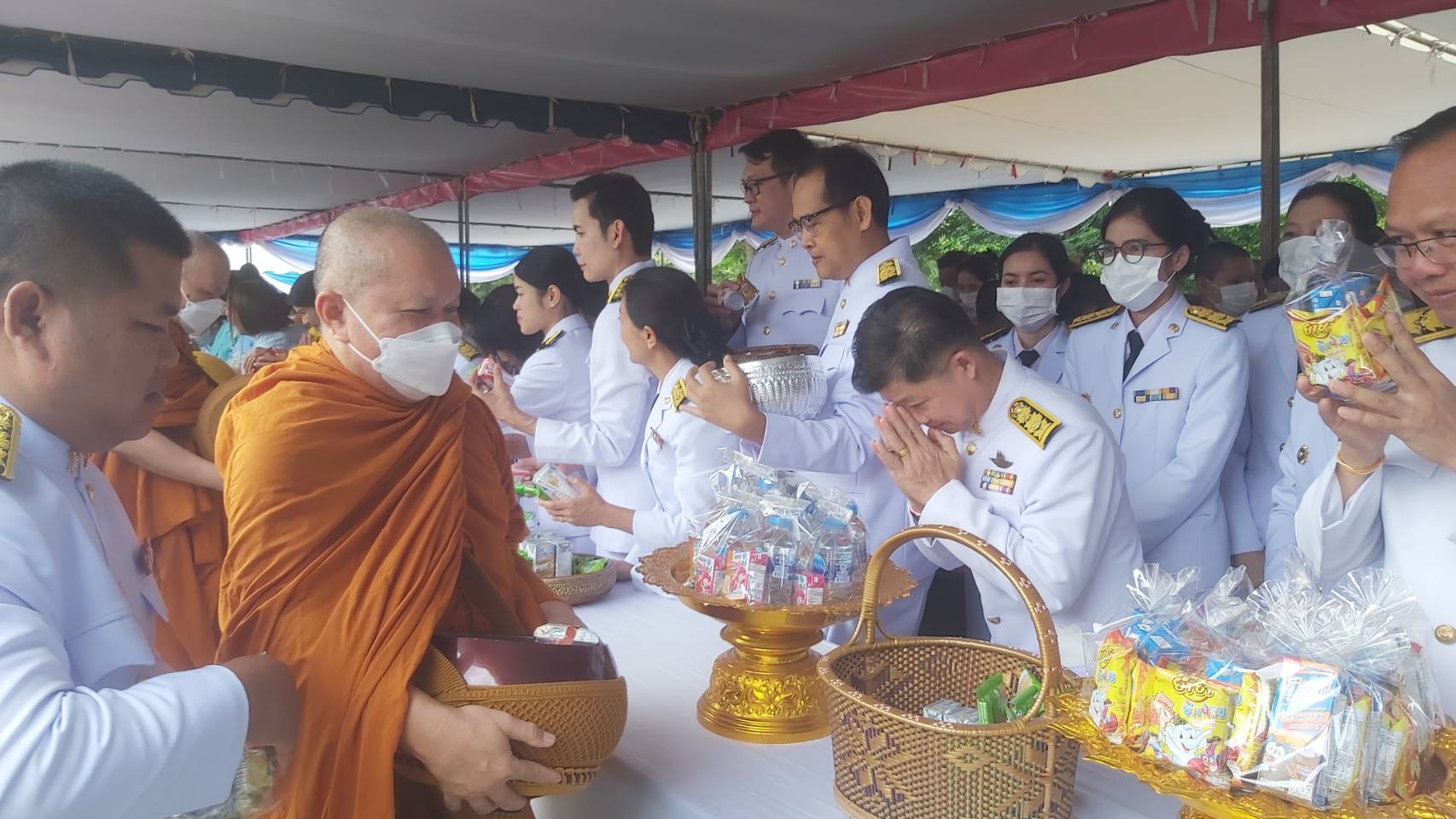พช.หนองคาย ร่วมกิจกรรมทำบุญตักบาตรและพิธีทางศาสนามหามงคล วันแม่แห่งชาติ 12 สิงหาคม 2566
