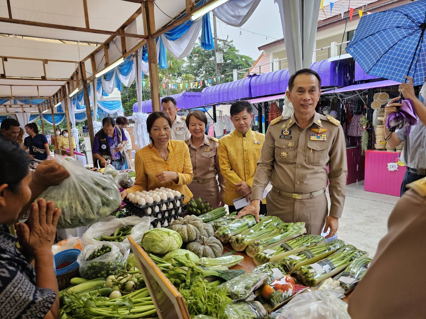 พช.หนองคาย ดำเนินโครงการส่งเสริมช่องทางการตลาดเครือข่ายเกษตรปลอดภัย ณ ศูนย์แสดงและจำหน่ายผลิตภัณฑ์ OTOP จังหวัดหนองคาย