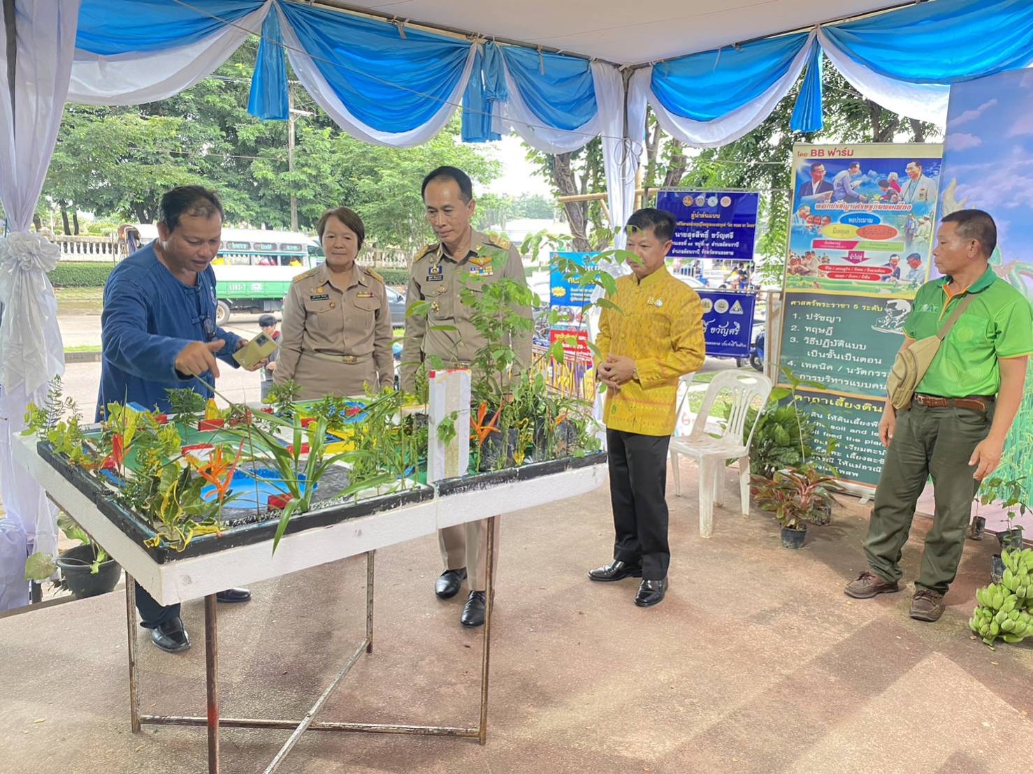 พช.หนองคาย ดำเนินโครงการส่งเสริมช่องทางการตลาดเครือข่ายเกษตรปลอดภัย ณ ศูนย์แสดงและจำหน่ายผลิตภัณฑ์ OTOP จังหวัดหนองคาย