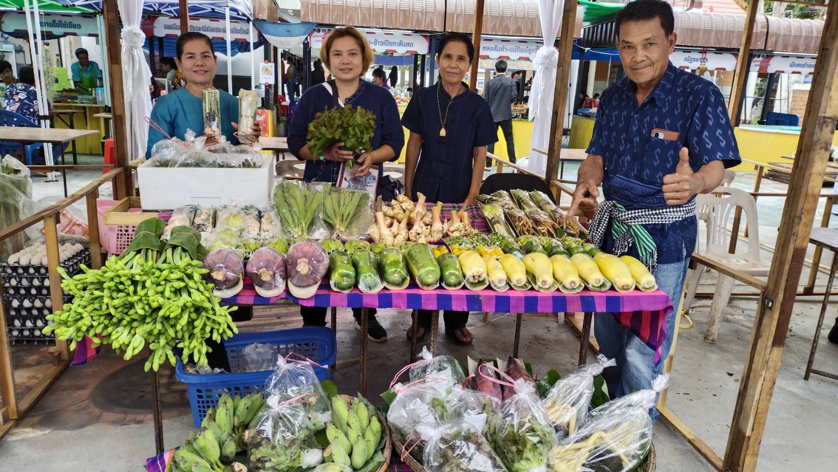พช.หนองคาย ดำเนินโครงการส่งเสริมช่องทางการตลาดเครือข่ายเกษตรปลอดภัย ณ ศูนย์แสดงและจำหน่ายผลิตภัณฑ์ OTOP จังหวัดหนองคาย