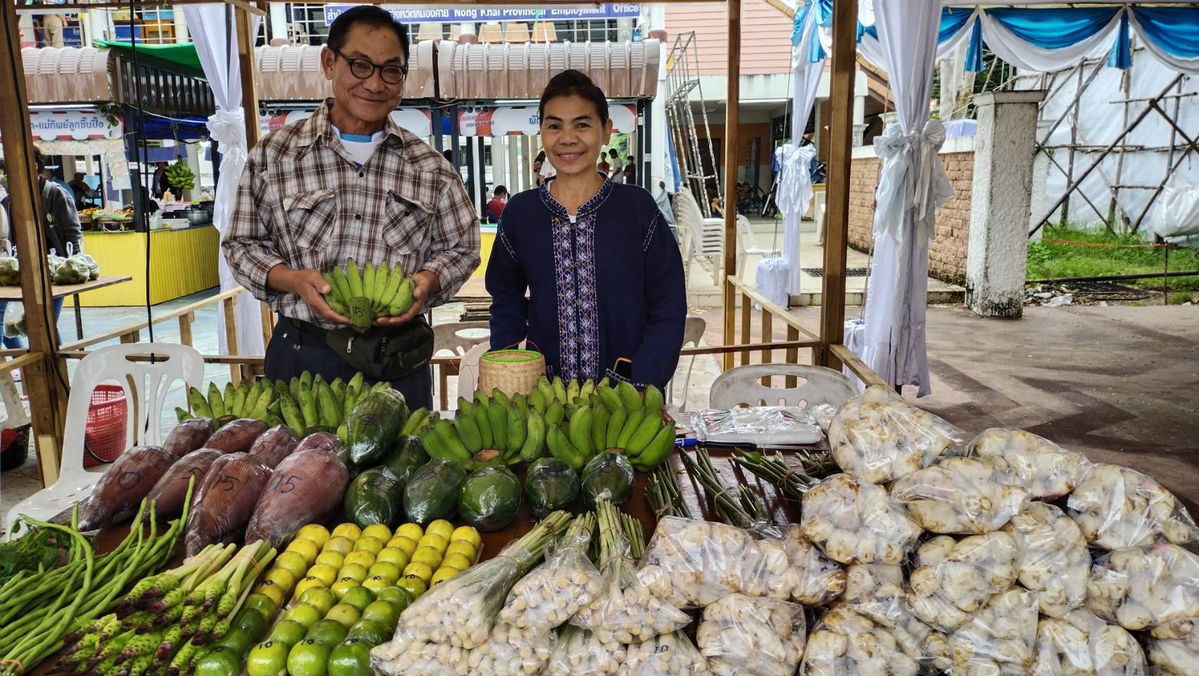 พช.หนองคาย ดำเนินโครงการส่งเสริมช่องทางการตลาดเครือข่ายเกษตรปลอดภัย ณ ศูนย์แสดงและจำหน่ายผลิตภัณฑ์ OTOP จังหวัดหนองคาย