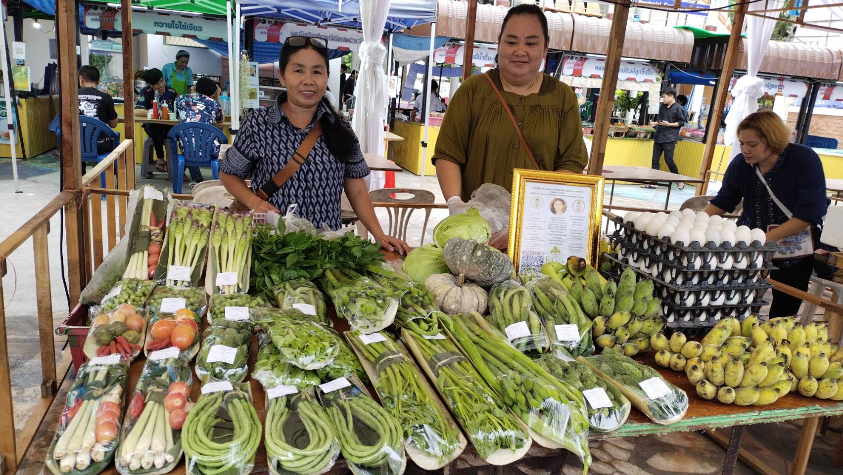 พช.หนองคาย ดำเนินโครงการส่งเสริมช่องทางการตลาดเครือข่ายเกษตรปลอดภัย ณ ศูนย์แสดงและจำหน่ายผลิตภัณฑ์ OTOP จังหวัดหนองคาย