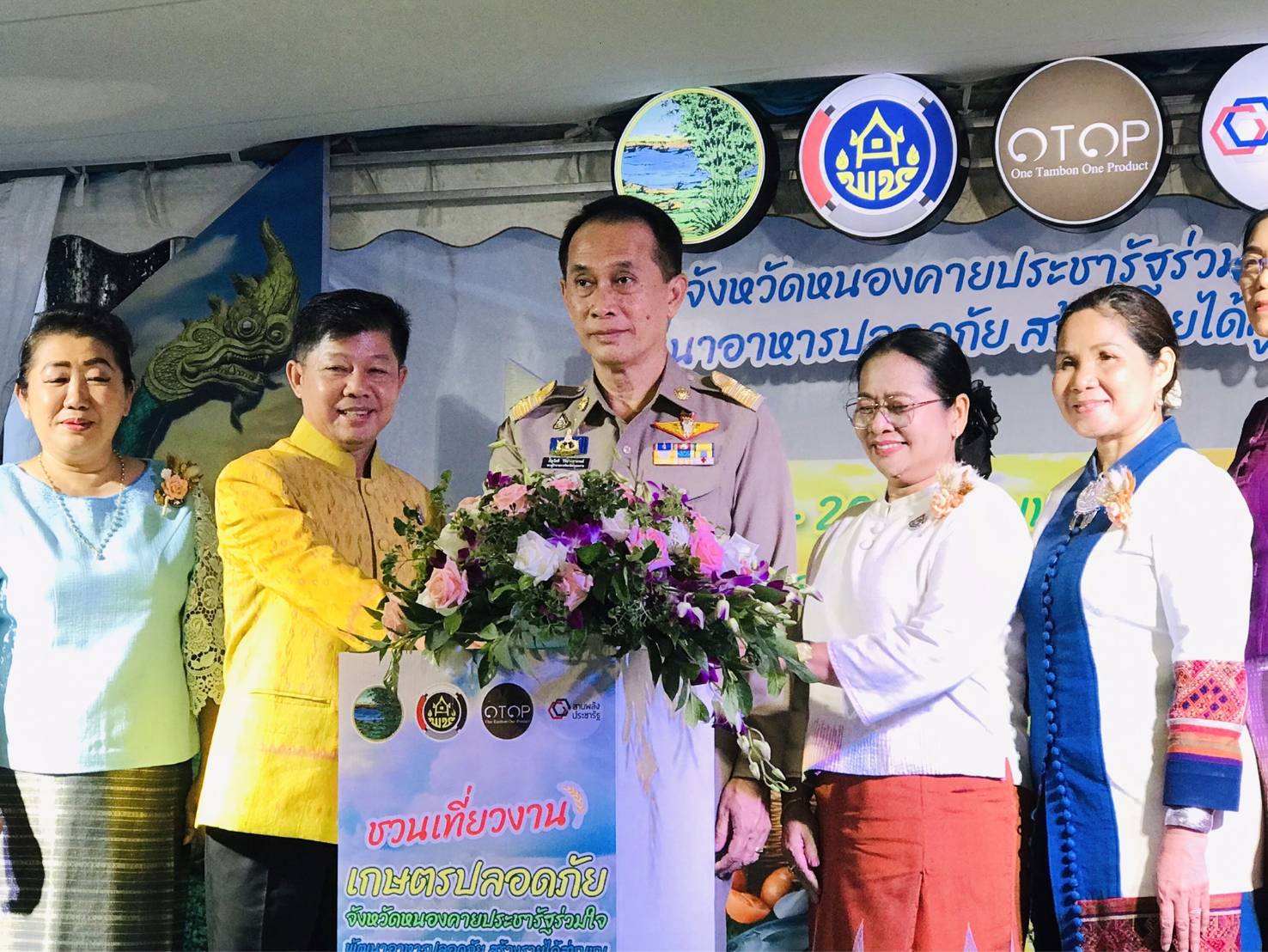 พช.หนองคาย ดำเนินโครงการส่งเสริมช่องทางการตลาดเครือข่ายเกษตรปลอดภัย ณ ศูนย์แสดงและจำหน่ายผลิตภัณฑ์ OTOP จังหวัดหนองคาย