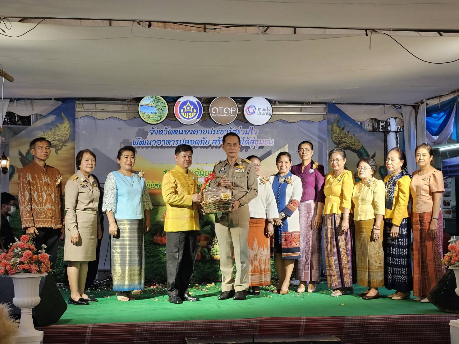 พช.หนองคาย ดำเนินโครงการส่งเสริมช่องทางการตลาดเครือข่ายเกษตรปลอดภัย ณ ศูนย์แสดงและจำหน่ายผลิตภัณฑ์ OTOP จังหวัดหนองคาย