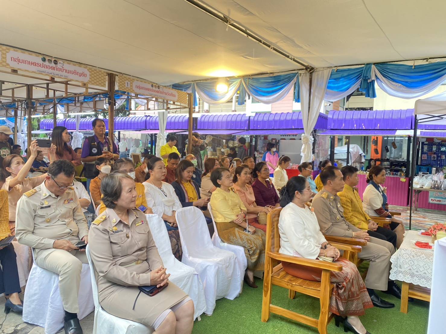 พช.หนองคาย ดำเนินโครงการส่งเสริมช่องทางการตลาดเครือข่ายเกษตรปลอดภัย ณ ศูนย์แสดงและจำหน่ายผลิตภัณฑ์ OTOP จังหวัดหนองคาย