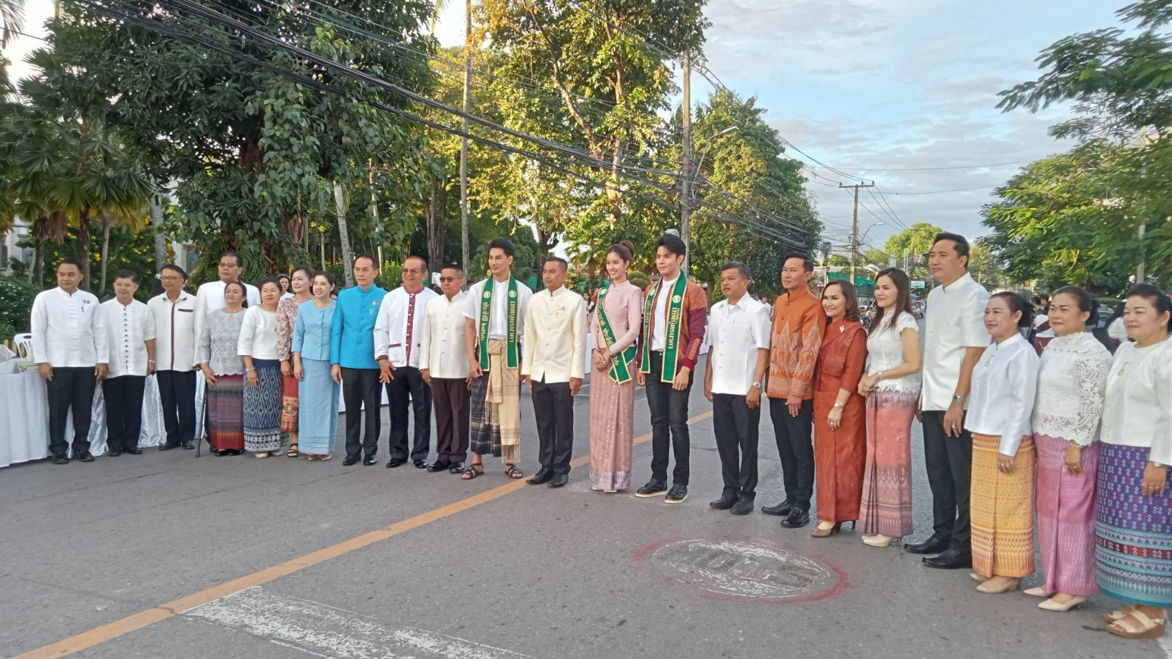 พช.หนองคาย ร่วมกิจกรรมตักบาตรเทโวโรหณะ ตามประเพณีวันออกพรรษา หน้าจวนผู้ว่าราชการจังหวัดหนองคาย(หลังเดิม)