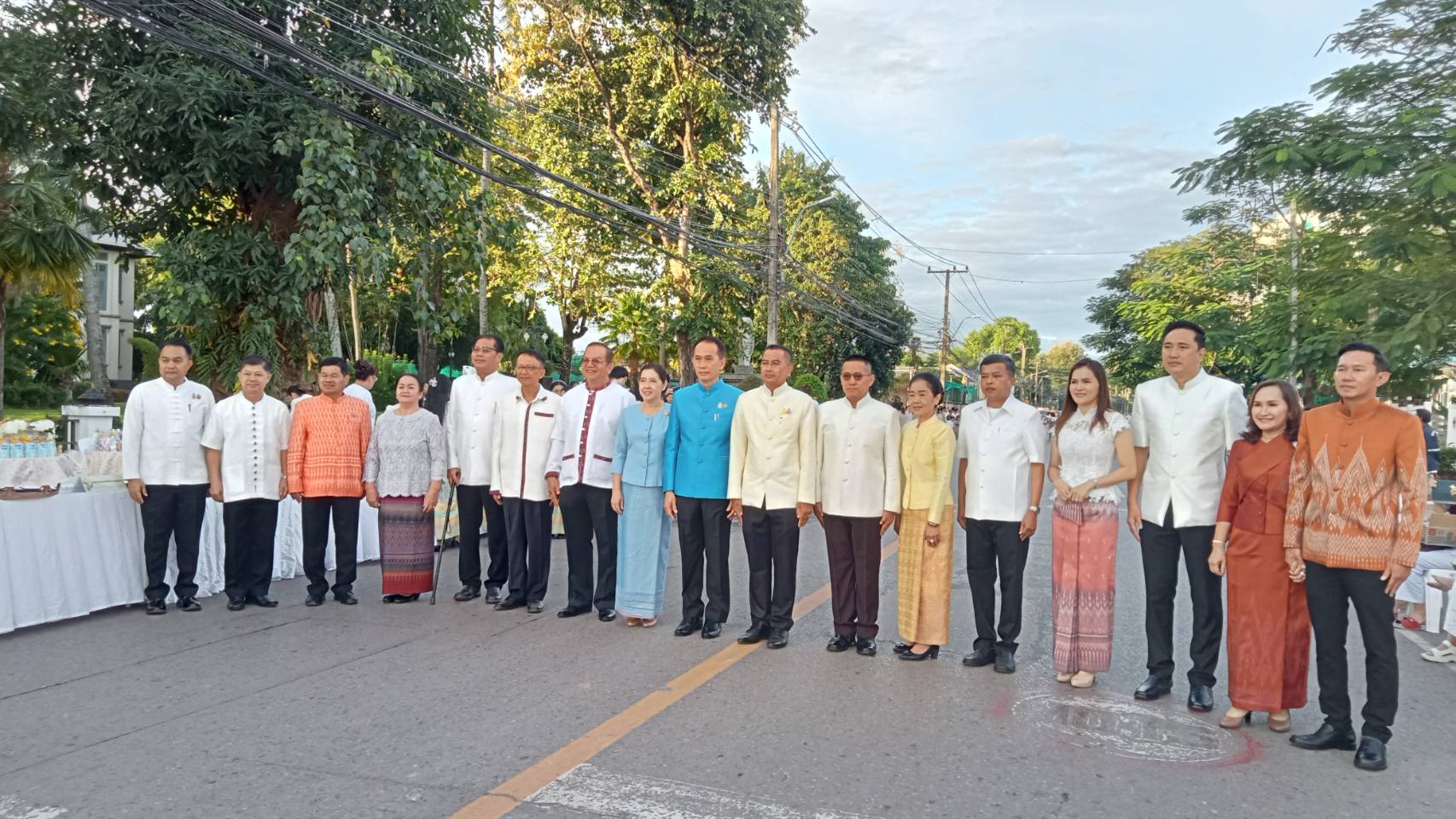 พช.หนองคาย ร่วมกิจกรรมตักบาตรเทโวโรหณะ ตามประเพณีวันออกพรรษา หน้าจวนผู้ว่าราชการจังหวัดหนองคาย(หลังเดิม)